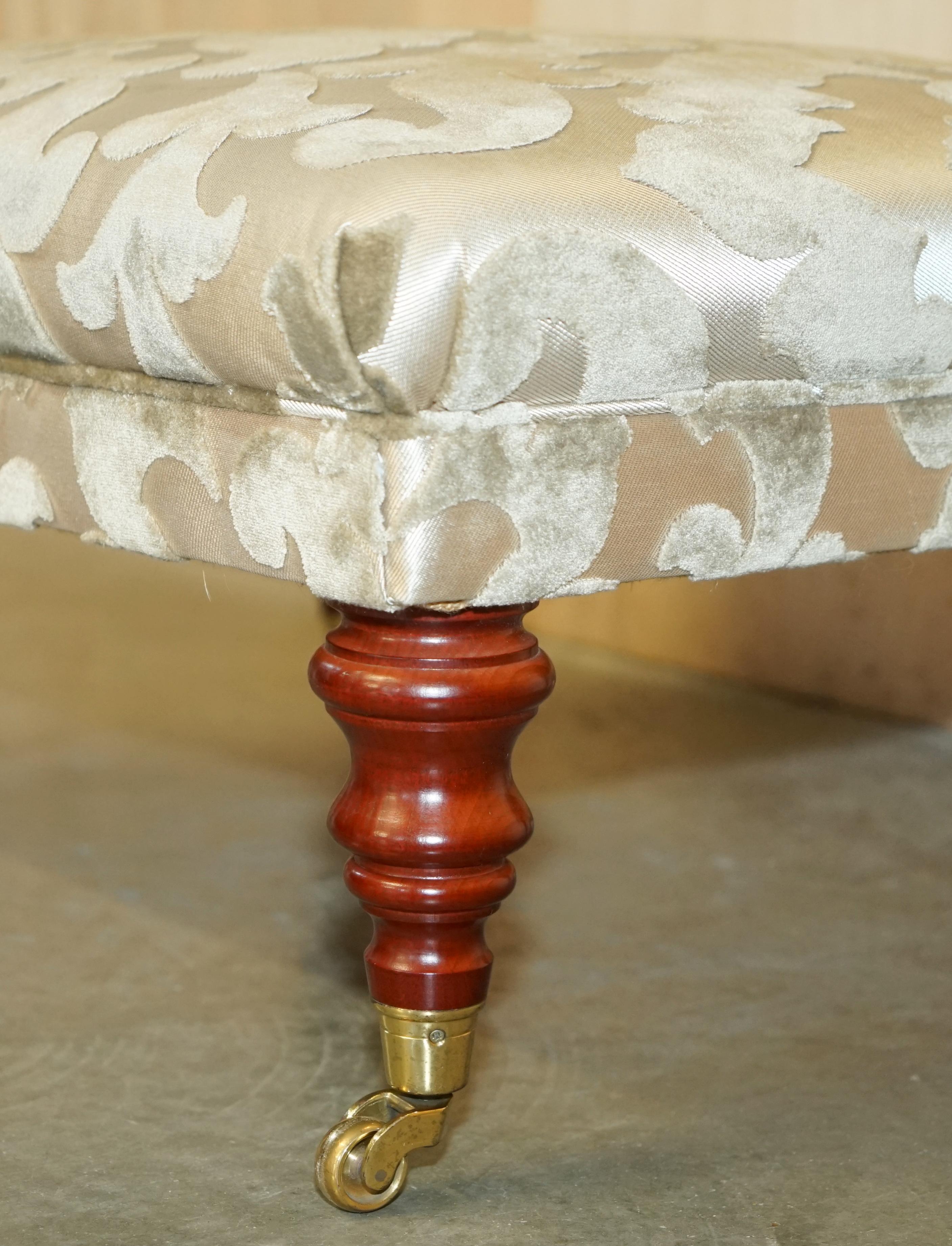 STUPENDO DIVANO E PIEDI IN TESSUTO DI DESIGNER FATTO A MANO IN INGHILTERRA in vendita 10