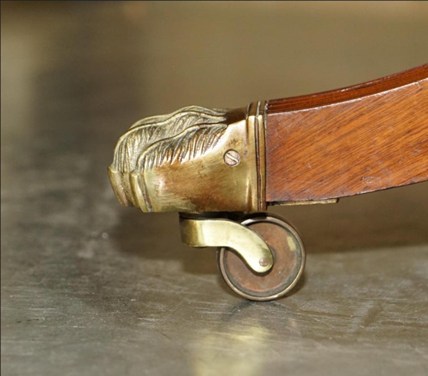 STAGNANTE TABLE A DINER FAITE A LA MAIN EN ANGLETERRE TiLT TOP BRASS SOLID LIONS PAW CASTER en vente 2