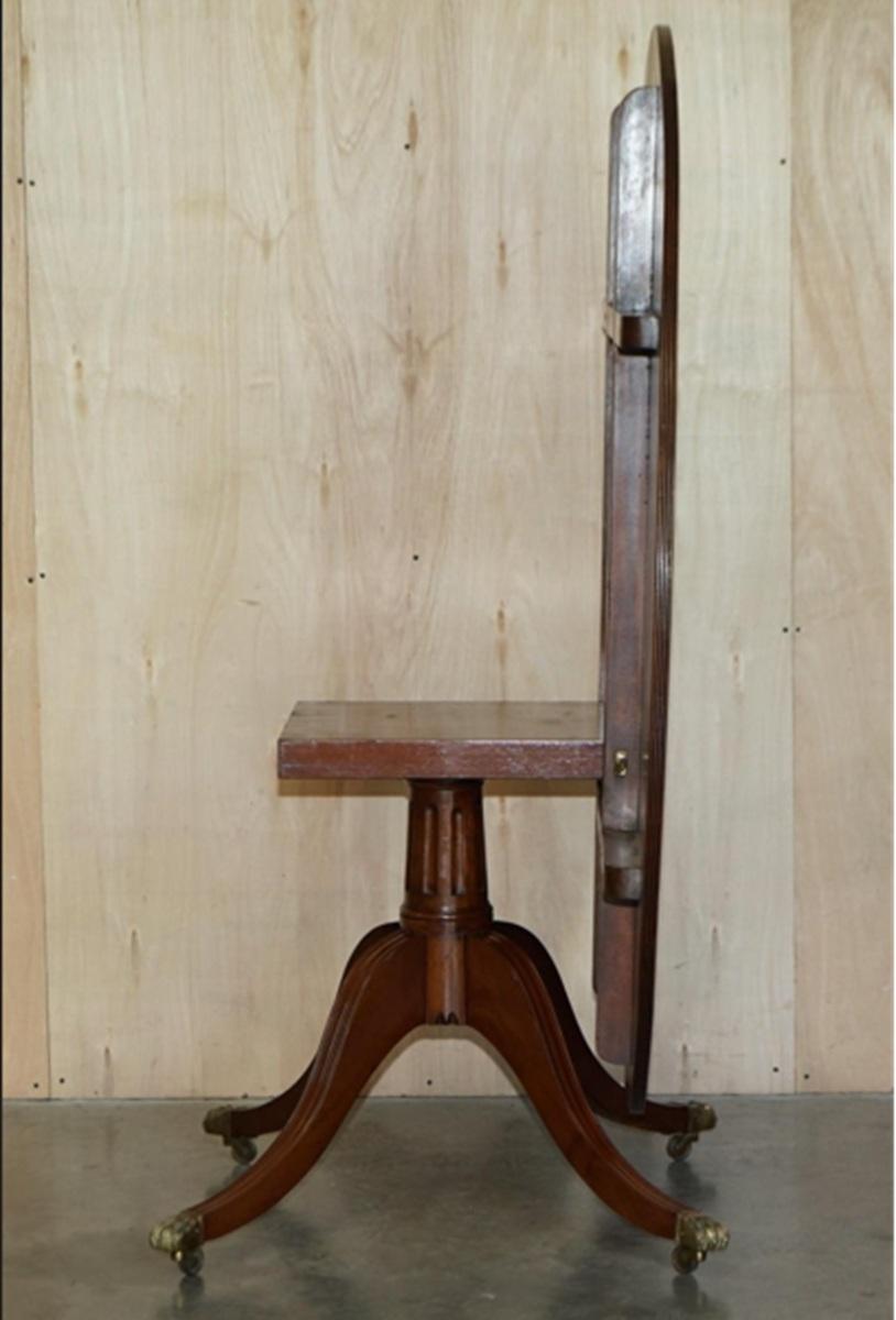 STAGNANTE TABLE A DINER FAITE A LA MAIN EN ANGLETERRE TiLT TOP BRASS SOLID LIONS PAW CASTER en vente 3