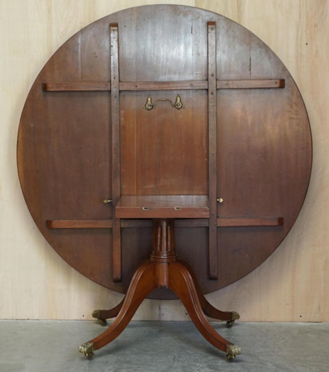 STAGNANTE TABLE A DINER FAITE A LA MAIN EN ANGLETERRE TiLT TOP BRASS SOLID LIONS PAW CASTER en vente 4