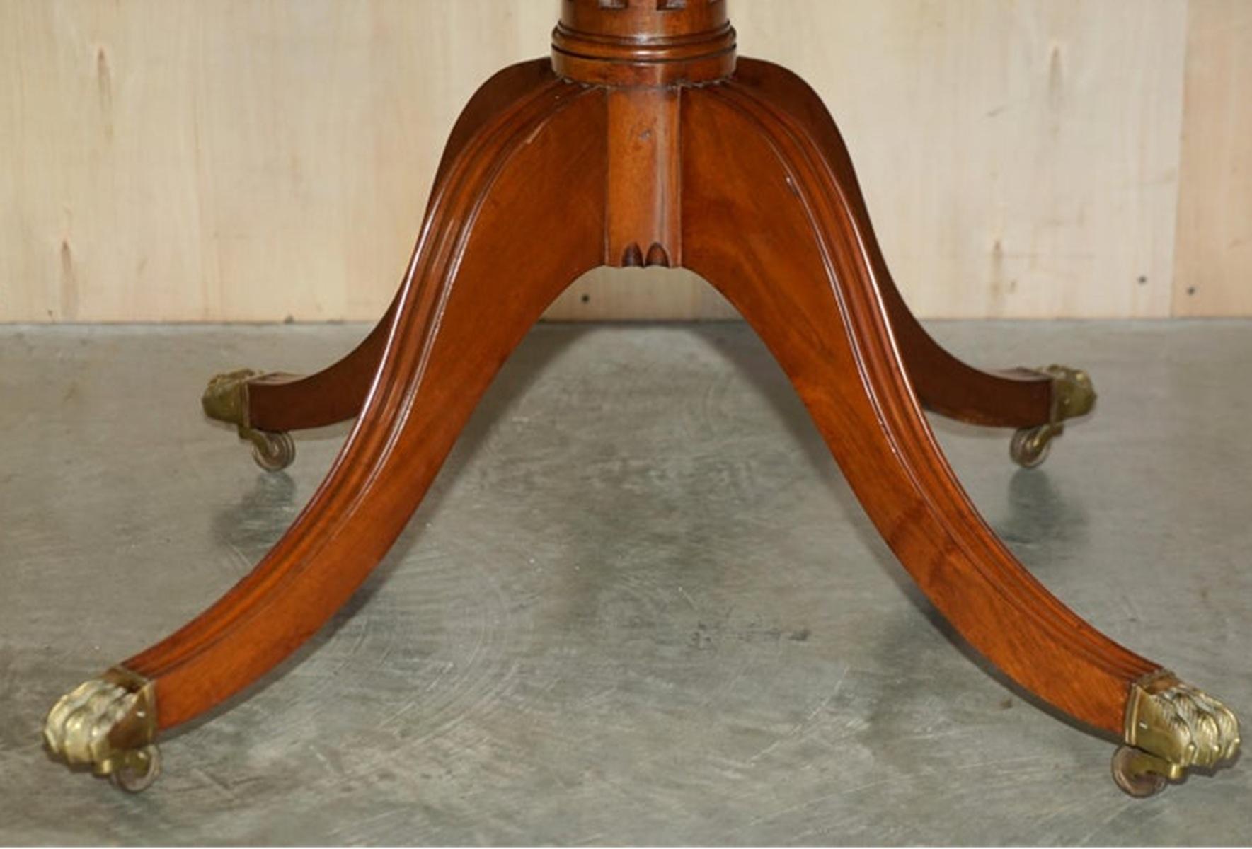 STAGNANTE TABLE A DINER FAITE A LA MAIN EN ANGLETERRE TiLT TOP BRASS SOLID LIONS PAW CASTER Bon état - En vente à West Sussex, Pulborough