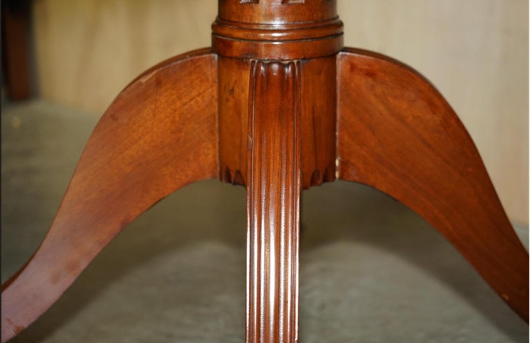 XIXe siècle STAGNANTE TABLE A DINER FAITE A LA MAIN EN ANGLETERRE TiLT TOP BRASS SOLID LIONS PAW CASTER en vente