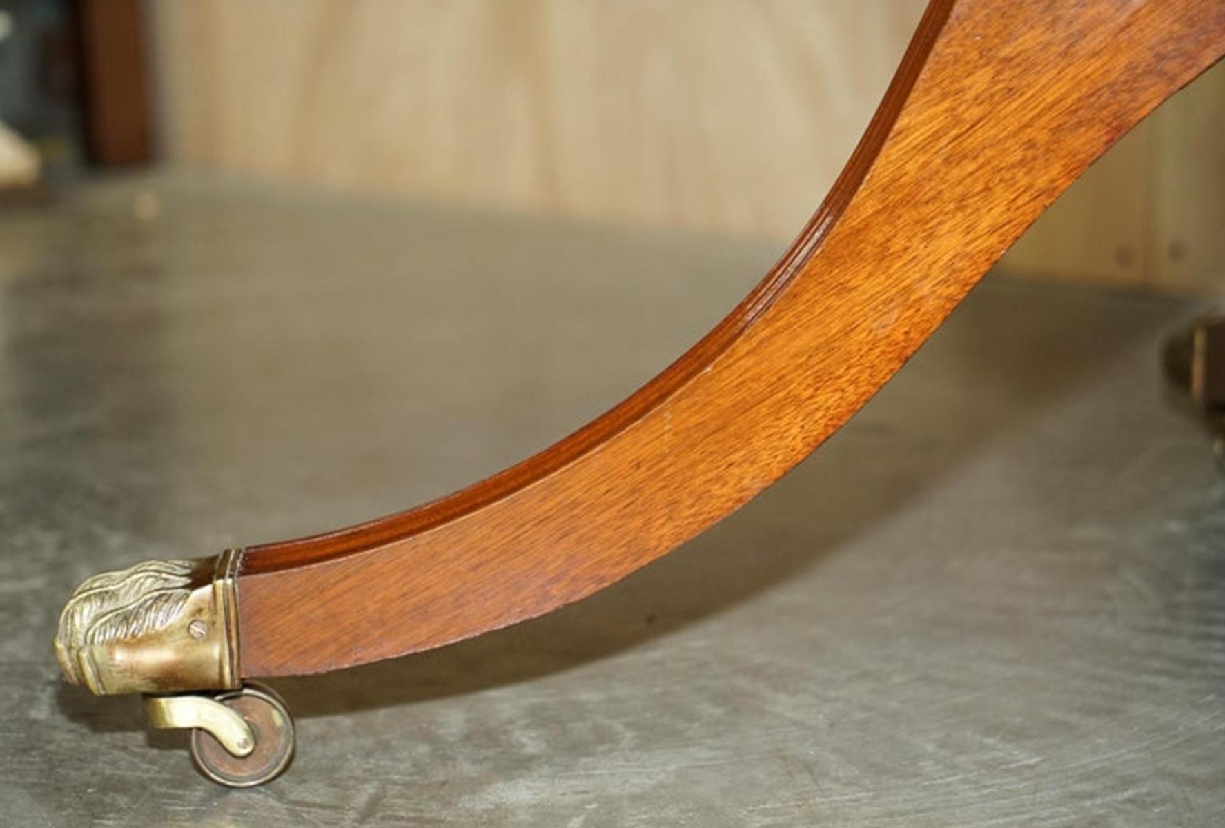 STAGNANTE TABLE A DINER FAITE A LA MAIN EN ANGLETERRE TiLT TOP BRASS SOLID LIONS PAW CASTER en vente 1