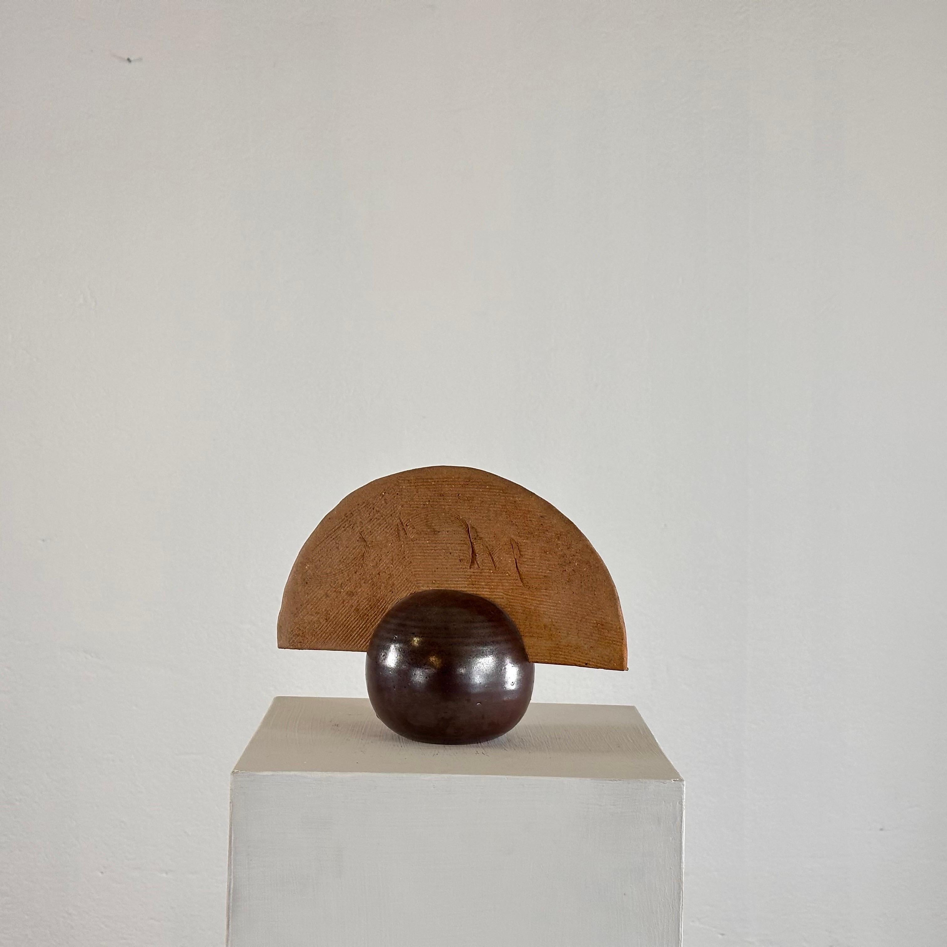 Rappelant un gracieux éventail délicatement posé sur une sphère, cette sculpture est un mélange saisissant de formes abstraites et d'artisanat méticuleux.

Fabriquée avec soin et précision, cette pièce décorative présente des détails complexes