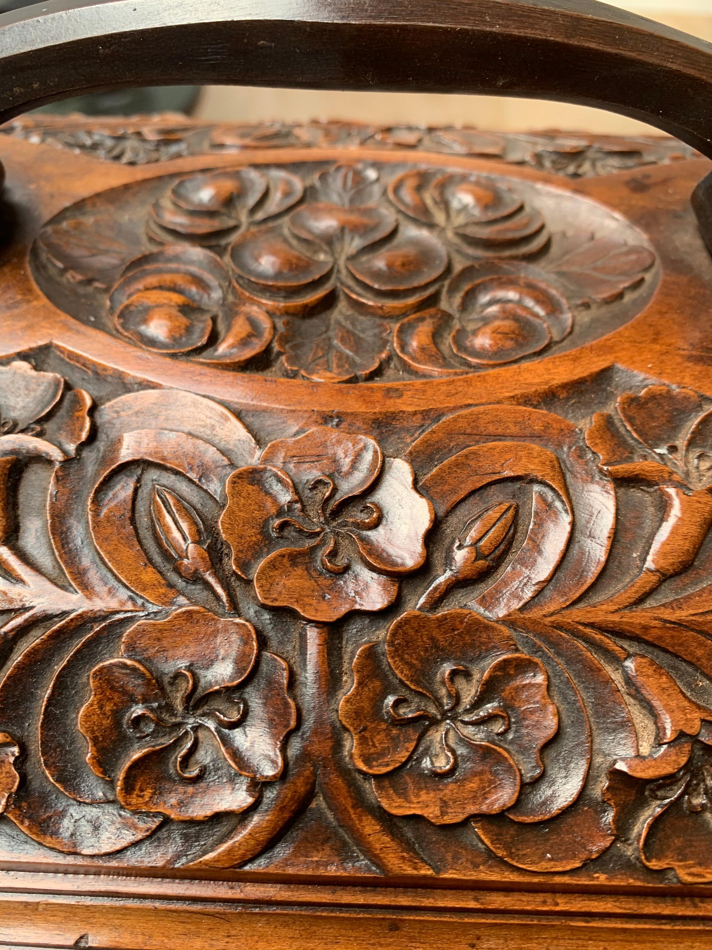 Superbe cercueil gothique de la fin des années 1800:: fabriqué à la main:: avec paon & Sculptures de gargouilles en vente 3