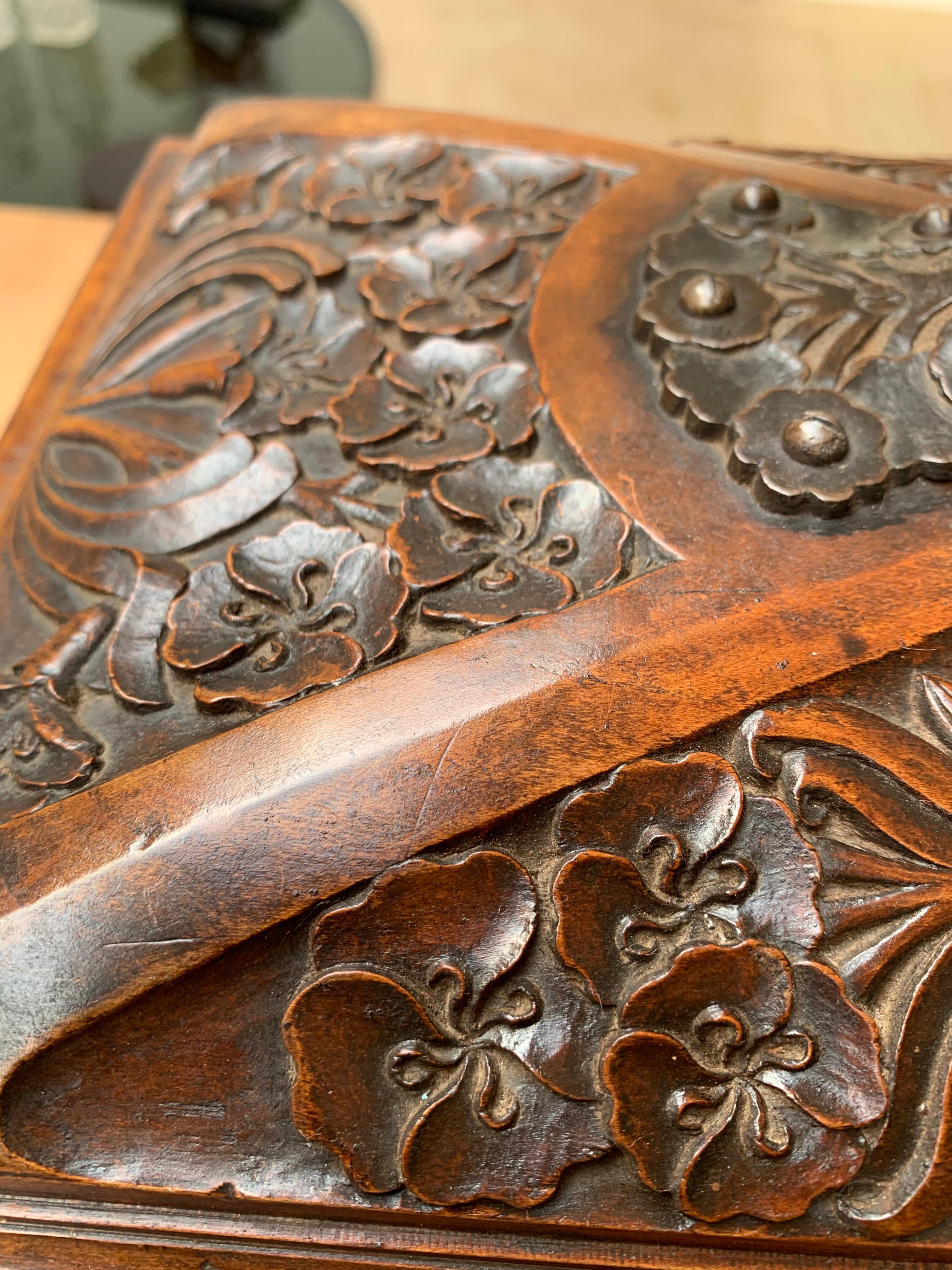 Superbe cercueil gothique de la fin des années 1800:: fabriqué à la main:: avec paon & Sculptures de gargouilles en vente 5
