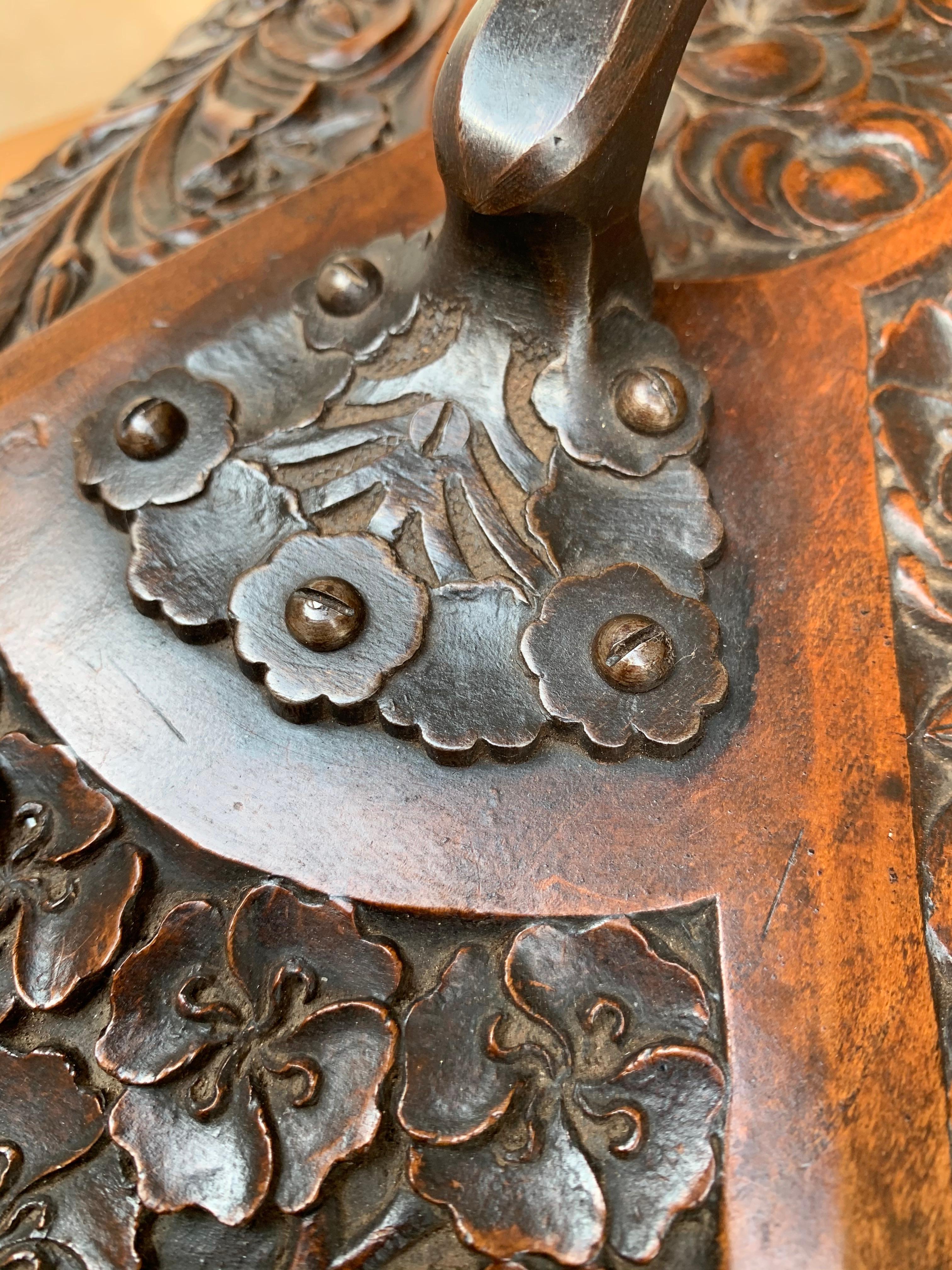 Superbe cercueil gothique de la fin des années 1800:: fabriqué à la main:: avec paon & Sculptures de gargouilles en vente 6