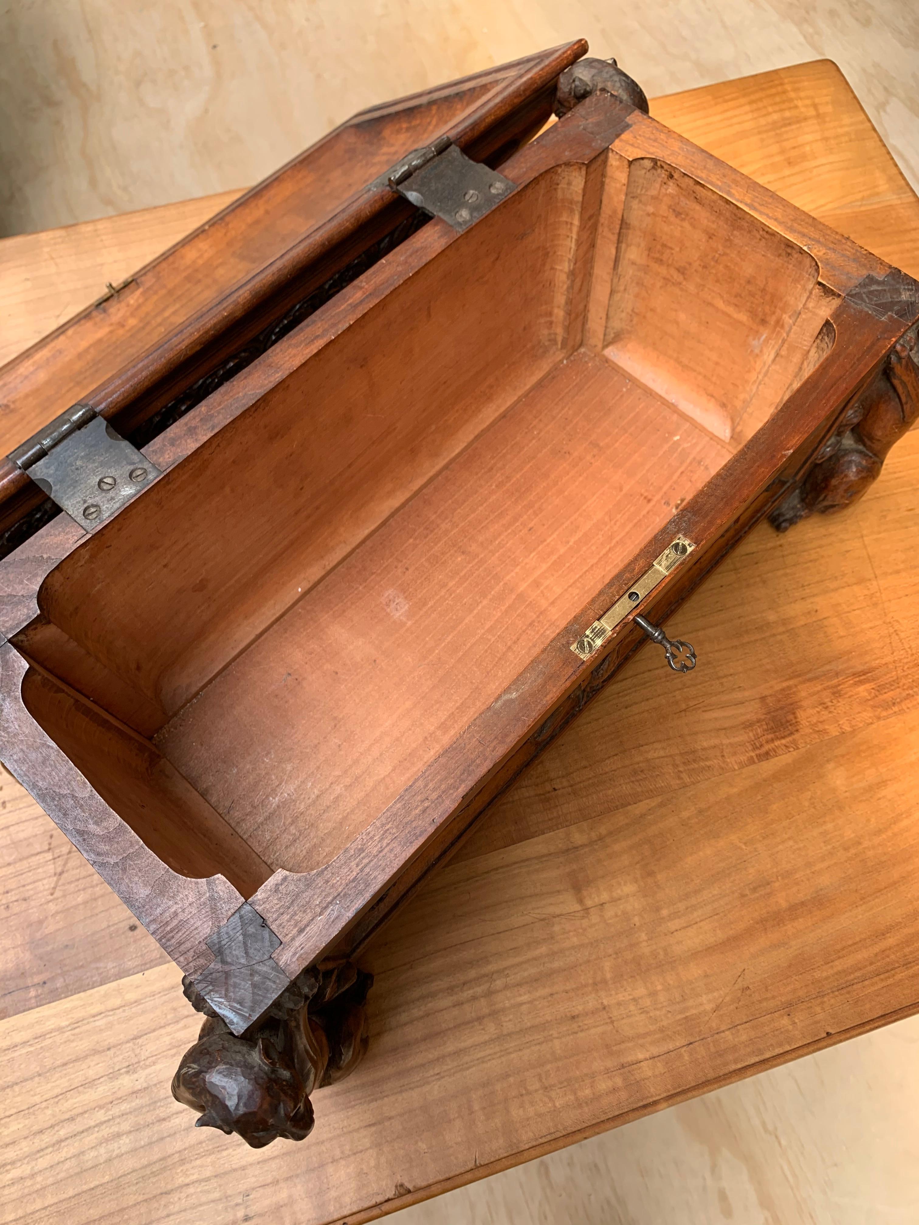 Superbe cercueil gothique de la fin des années 1800:: fabriqué à la main:: avec paon & Sculptures de gargouilles en vente 8