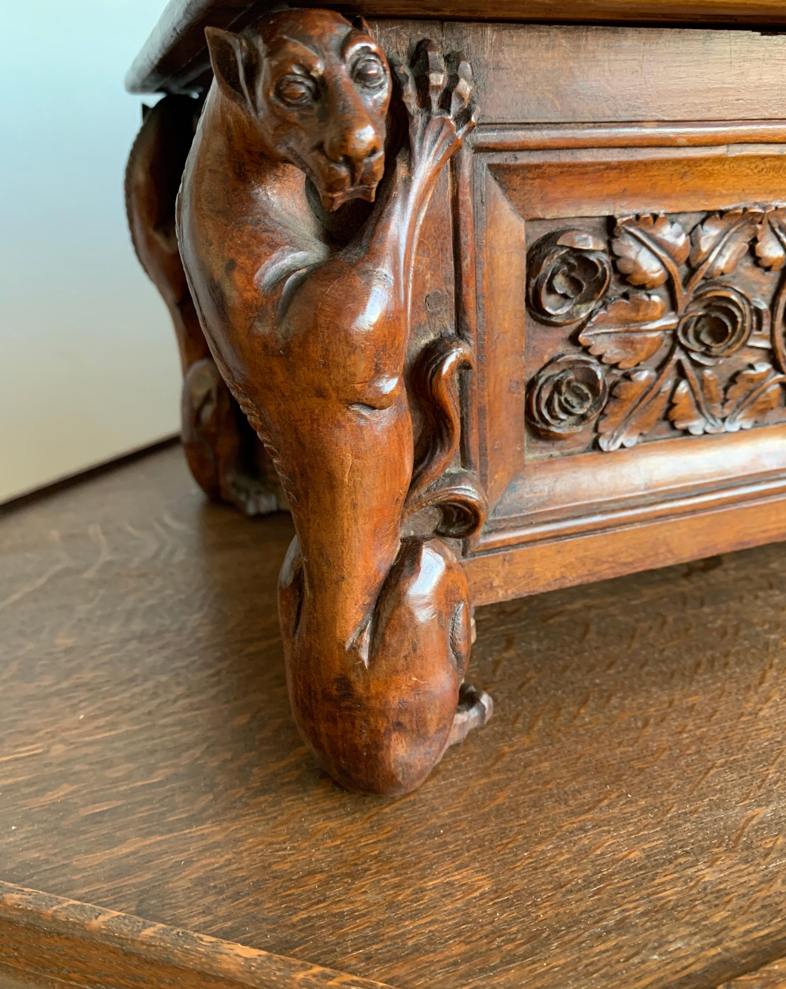 Superbe cercueil gothique de la fin des années 1800:: fabriqué à la main:: avec paon & Sculptures de gargouilles en vente 12