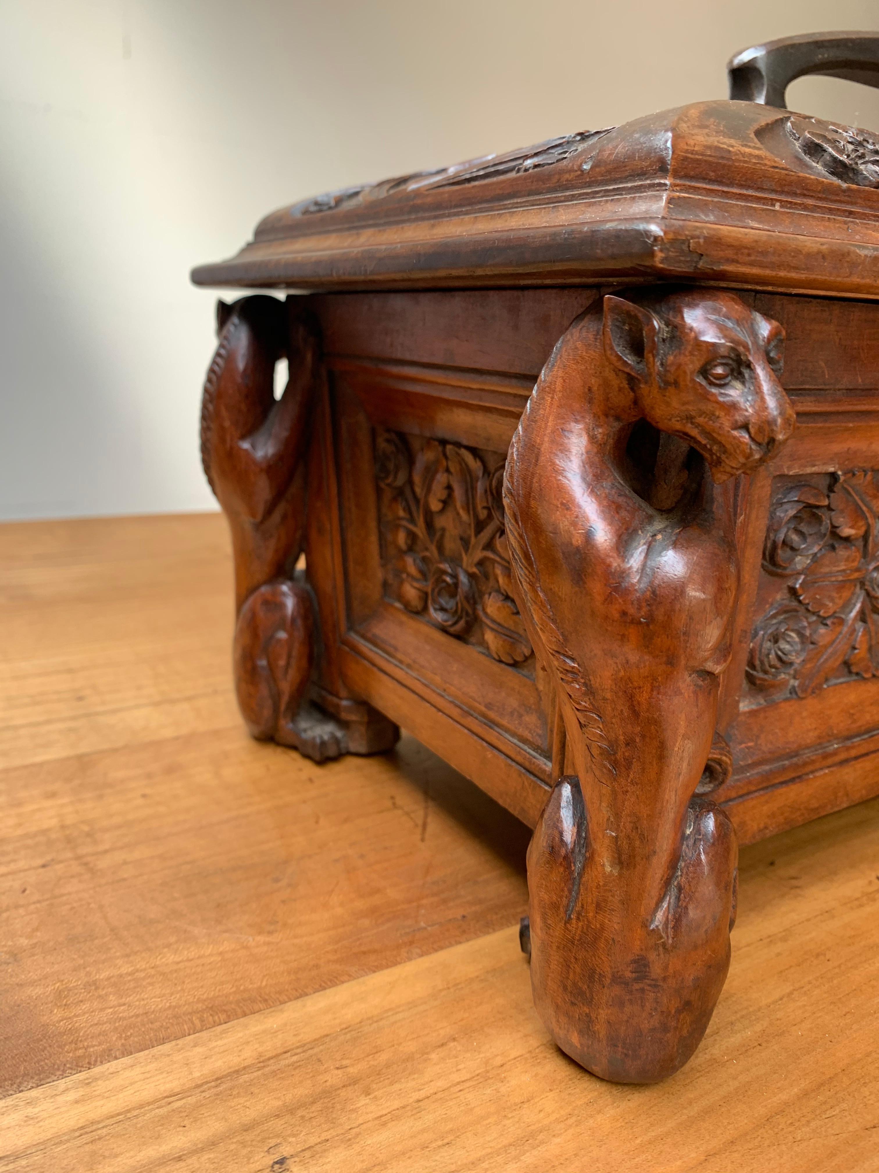 italien Superbe cercueil gothique de la fin des années 1800:: fabriqué à la main:: avec paon & Sculptures de gargouilles en vente