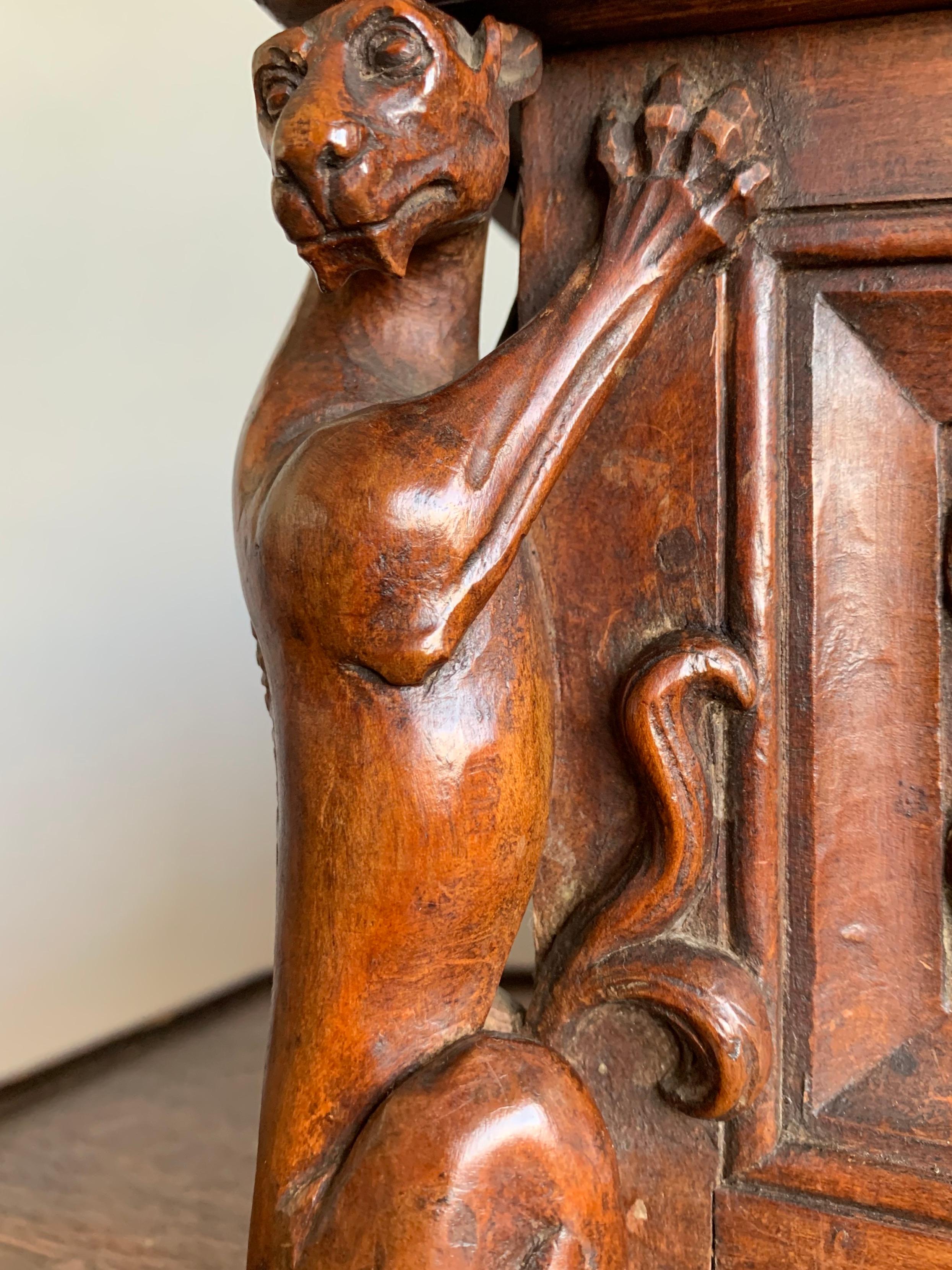 Sculpté à la main Superbe cercueil gothique de la fin des années 1800:: fabriqué à la main:: avec paon & Sculptures de gargouilles en vente