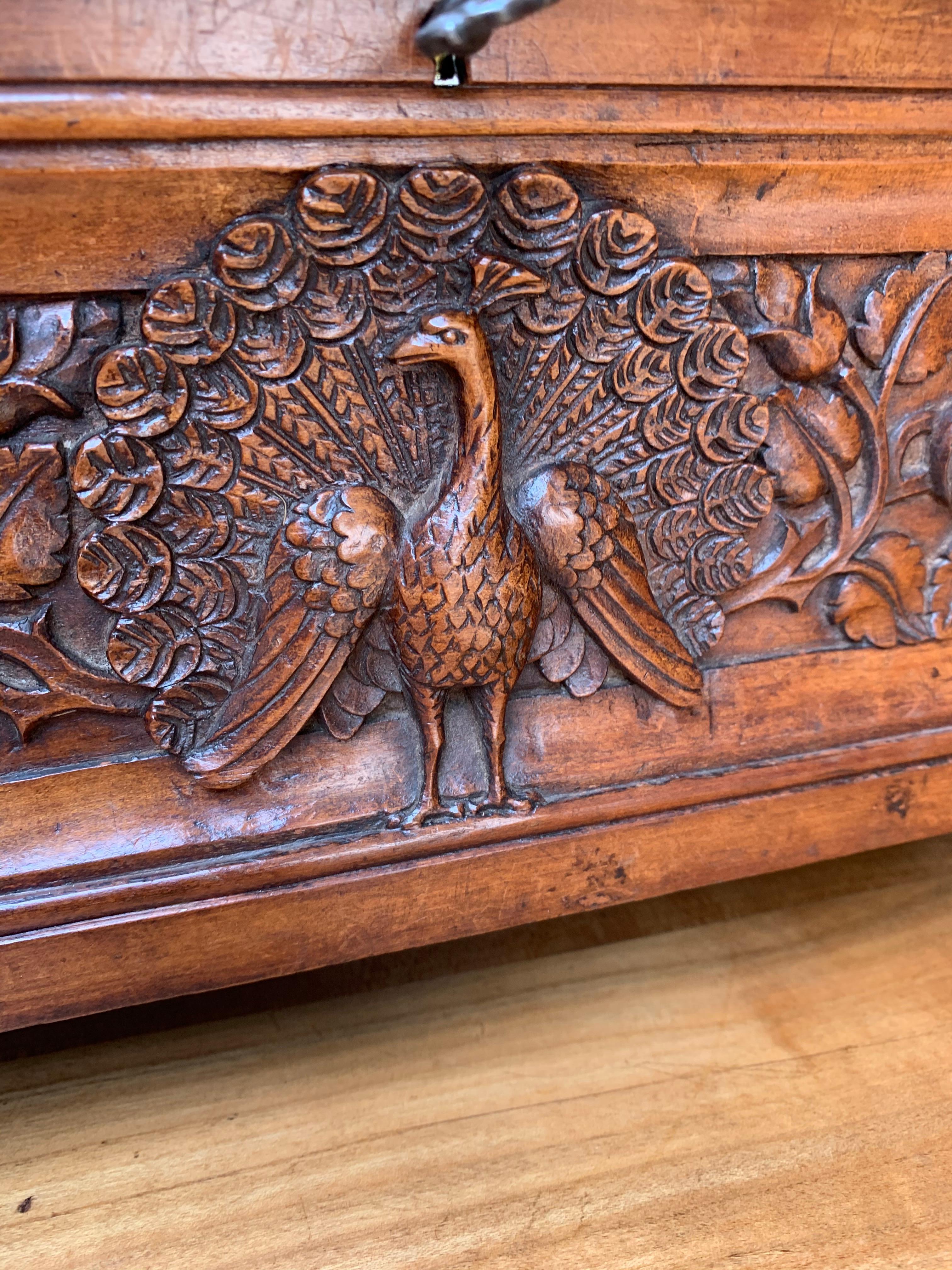 Superbe cercueil gothique de la fin des années 1800:: fabriqué à la main:: avec paon & Sculptures de gargouilles Excellent état - En vente à Lisse, NL