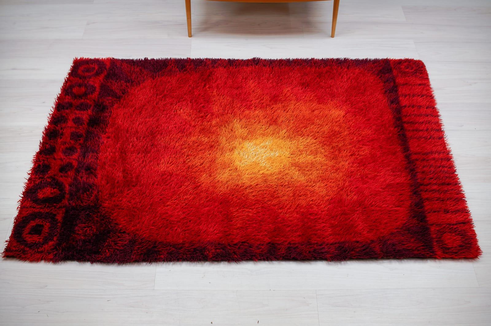 Superbe tapis en laine de l'ère spatiale, fabriqué à la main dans les années 1970 en Allemagne.

A été nettoyé professionnellement. La couleur brille d'une beauté incroyable. Un superbe tapis des années 1970 en très bon état.