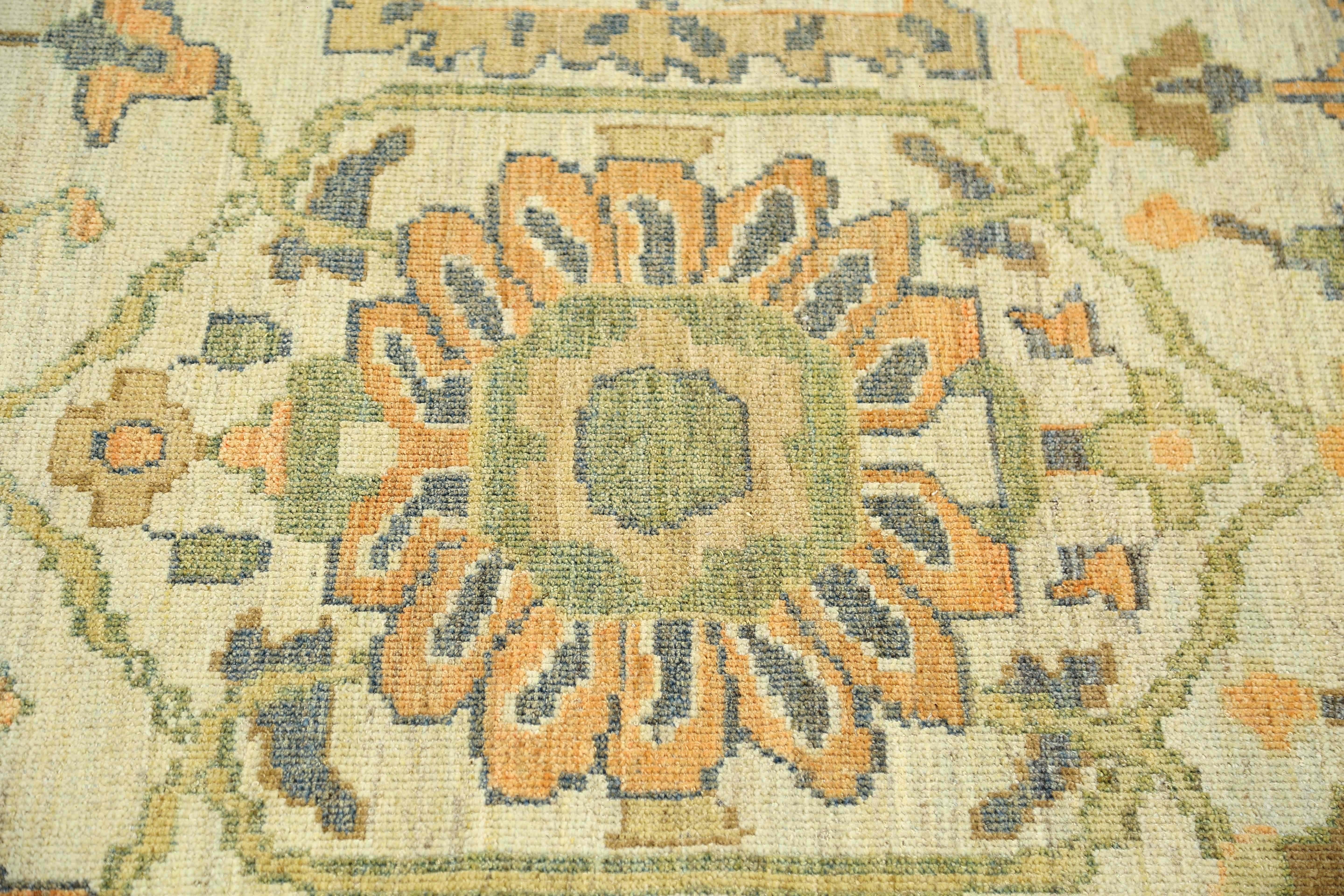 Ti presentiamo il nostro splendido tappeto turco Sultanaabad fatto a mano, che misura 6'4'' x 9'0''. Questo squisito pezzo è realizzato con la massima cura e attenzione ai dettagli, utilizzando solo i materiali più pregiati. Le calde tonalità del