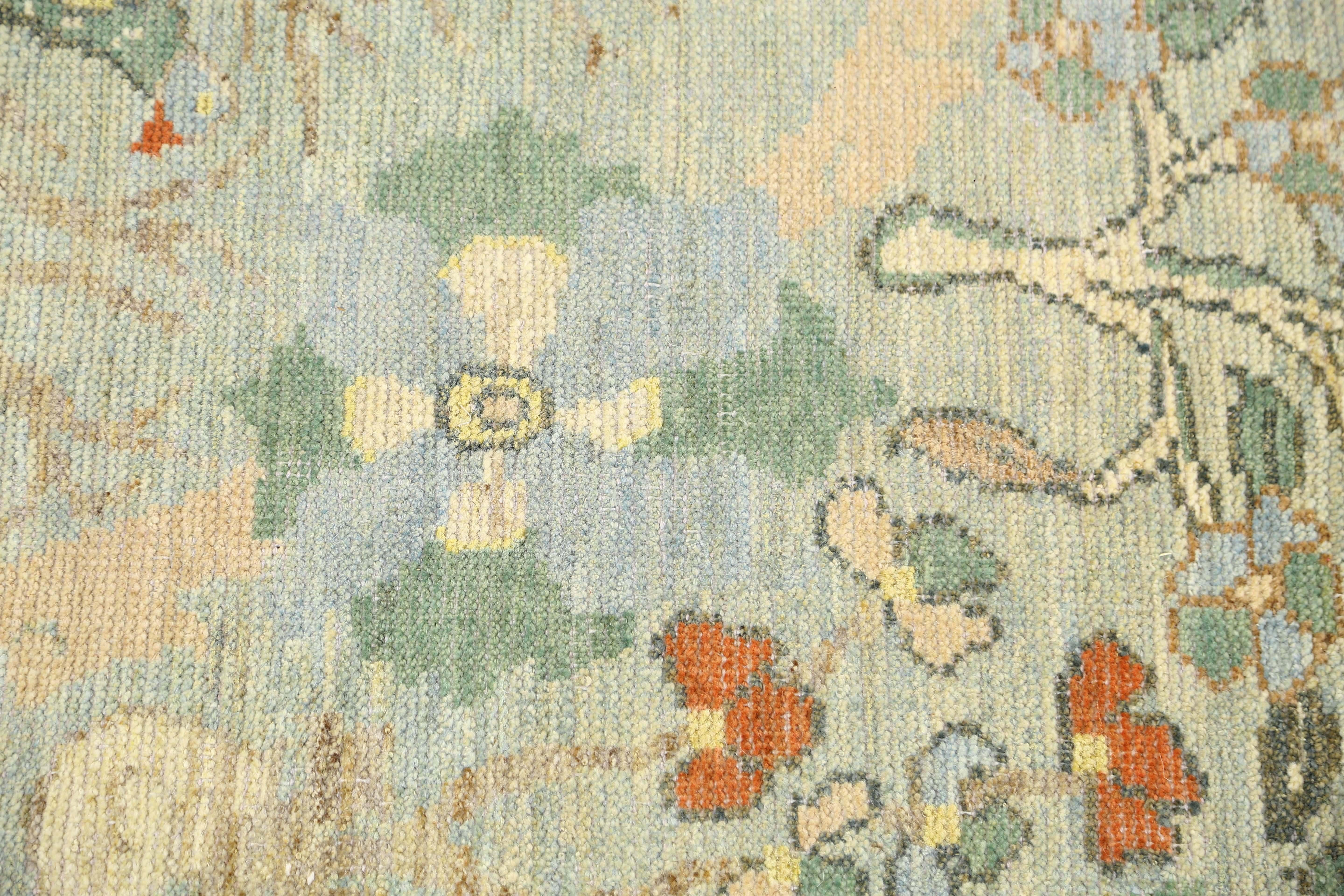 Bringen Sie einen Hauch von Natur in Ihr Zuhause mit diesem exquisiten türkischen Sultanabad-Teppich. Mit den Maßen 6'9'' x 10'3'' bietet dieser Teppich eine schöne Mischung aus Grün- und Blautönen, die jedem Raum eine heitere und beruhigende