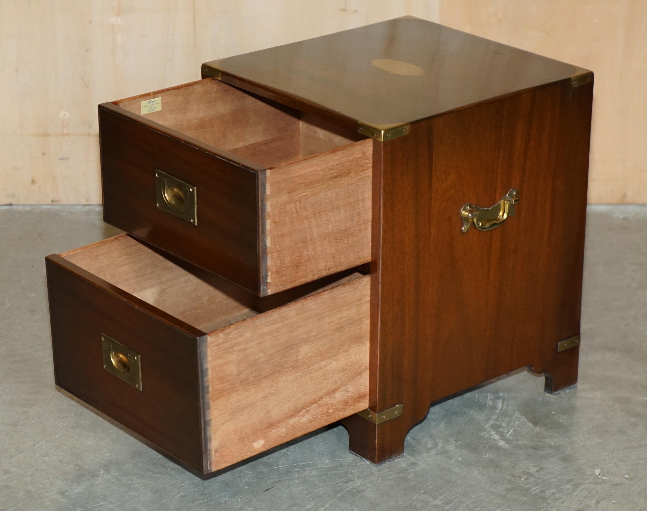 STUNNING HARDWOOD BRASS HARRODS KENNEDY MILITARY CAMPAIGN SIDE END TABLE DRAWERs en vente 3