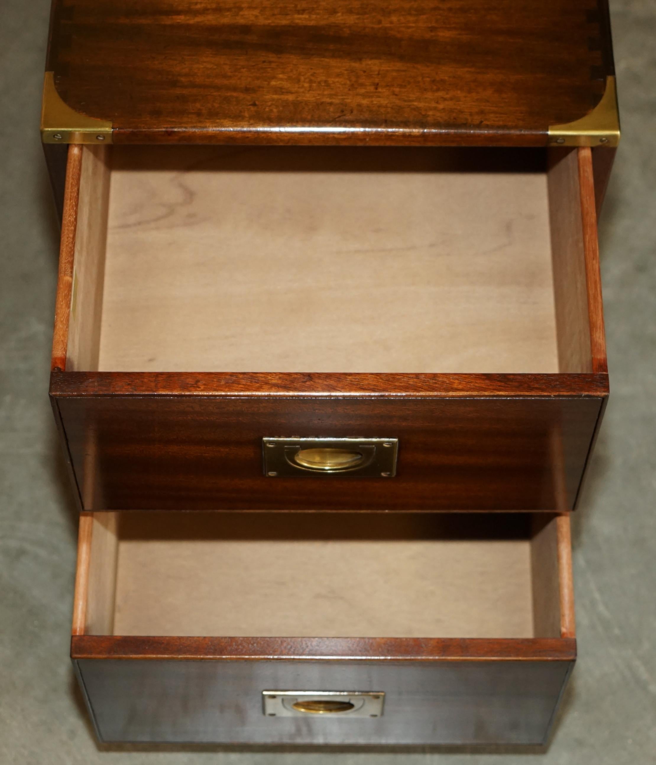 STUNNING HARDWOOD BRASS HARRODS KENNEDY MILITARY CAMPAIGN SIDE END TABLE DRAWERs en vente 4
