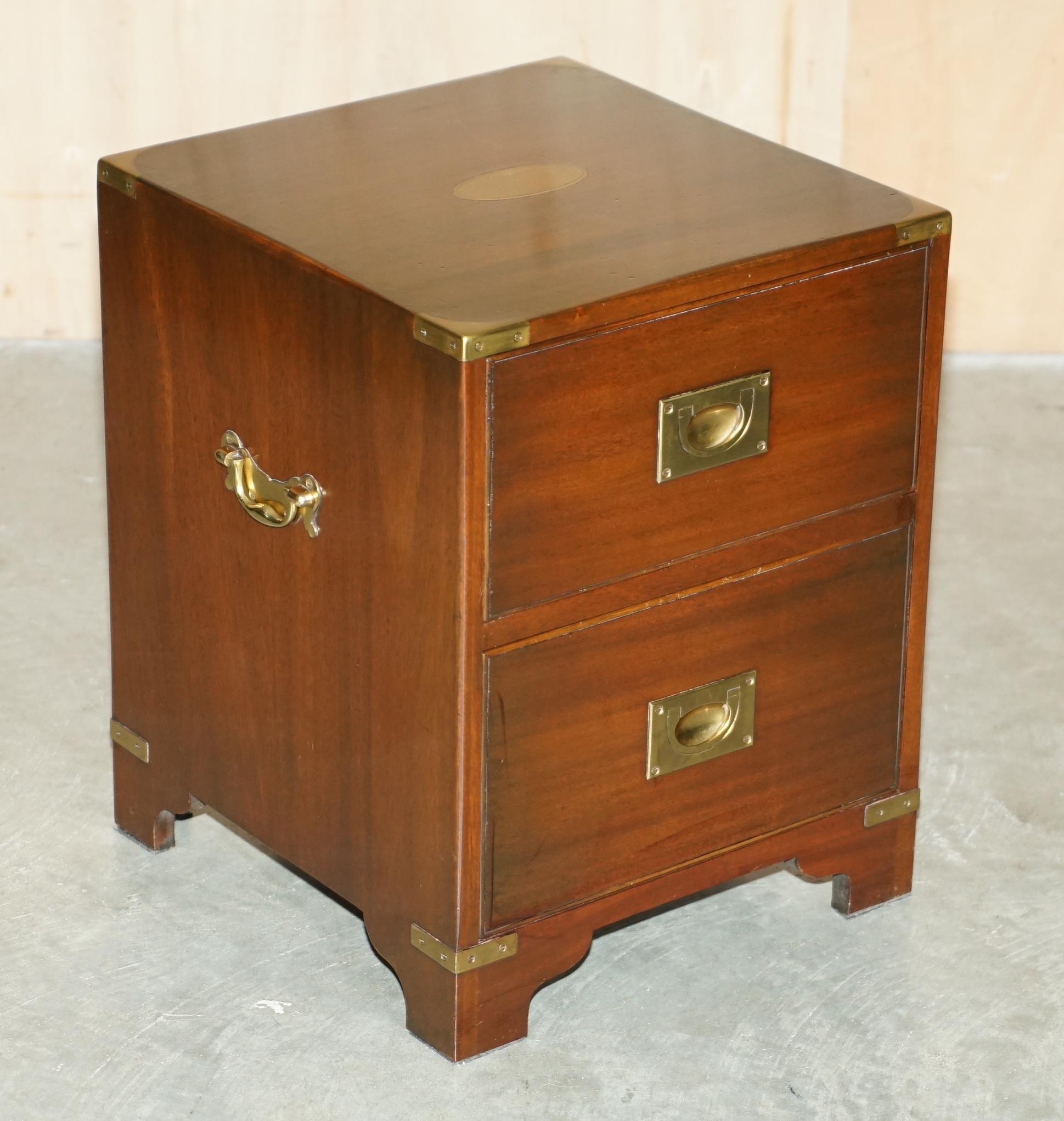 Royal House Antiques

Royal House Antiques a le plaisir de proposer à la vente cette sublime table d'appoint Harrods Kennedy Military Campaigner vintage, légèrement restaurée. 

Veuillez noter que les frais de livraison indiqués sont donnés à titre