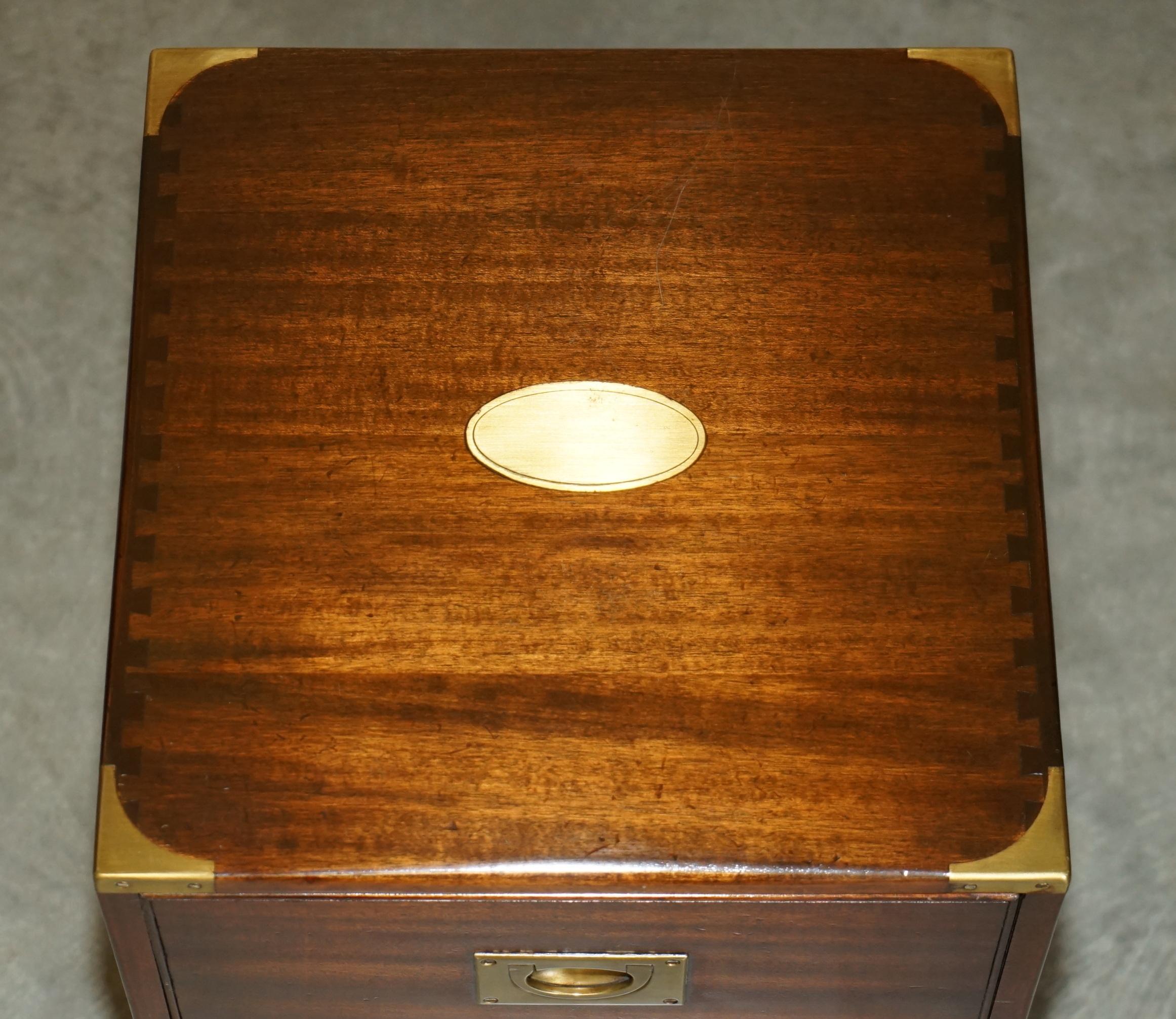 Anglais STUNNING HARDWOOD BRASS HARRODS KENNEDY MILITARY CAMPAIGN SIDE END TABLE DRAWERs en vente