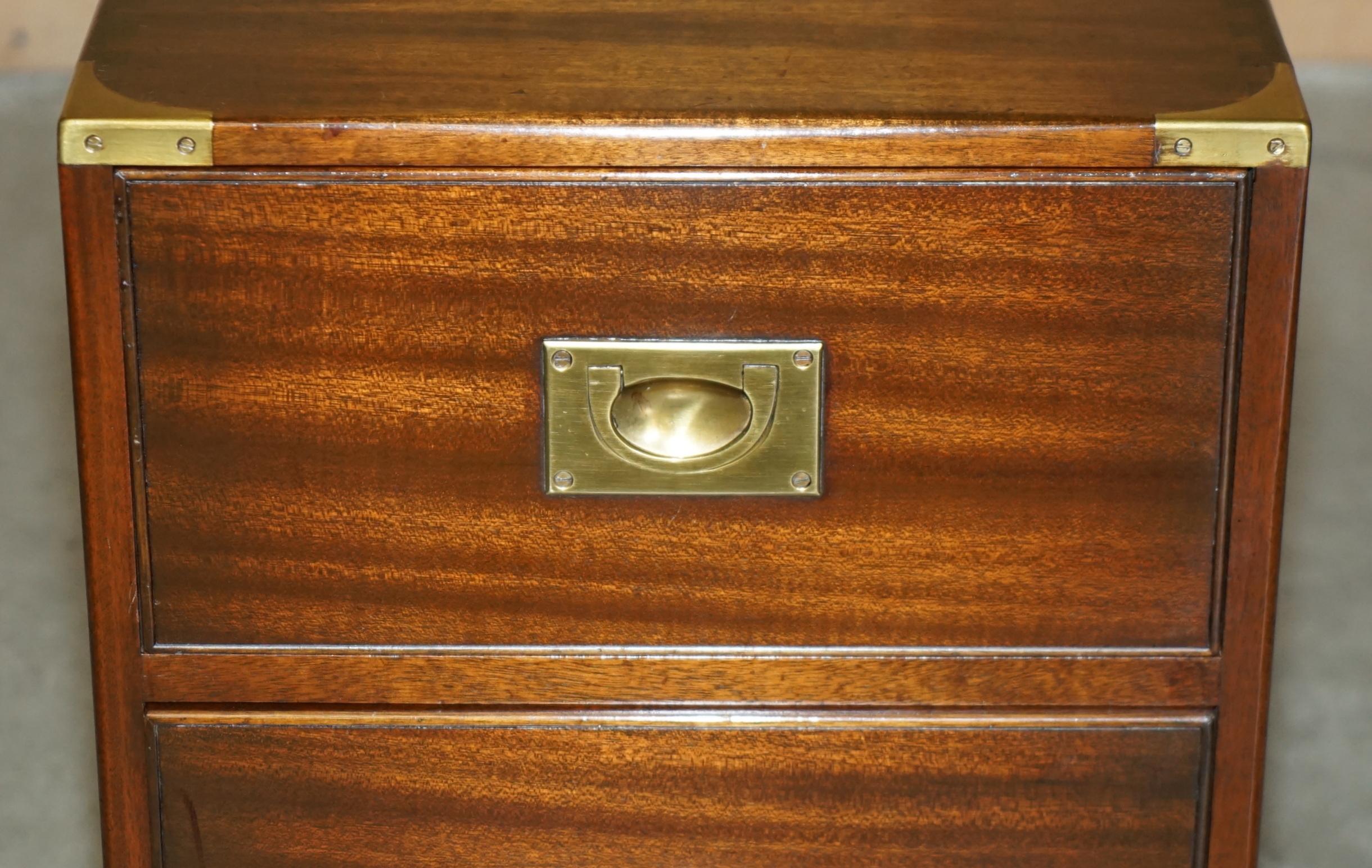 Fait main STUNNING HARDWOOD BRASS HARRODS KENNEDY MILITARY CAMPAIGN SIDE END TABLE DRAWERs en vente