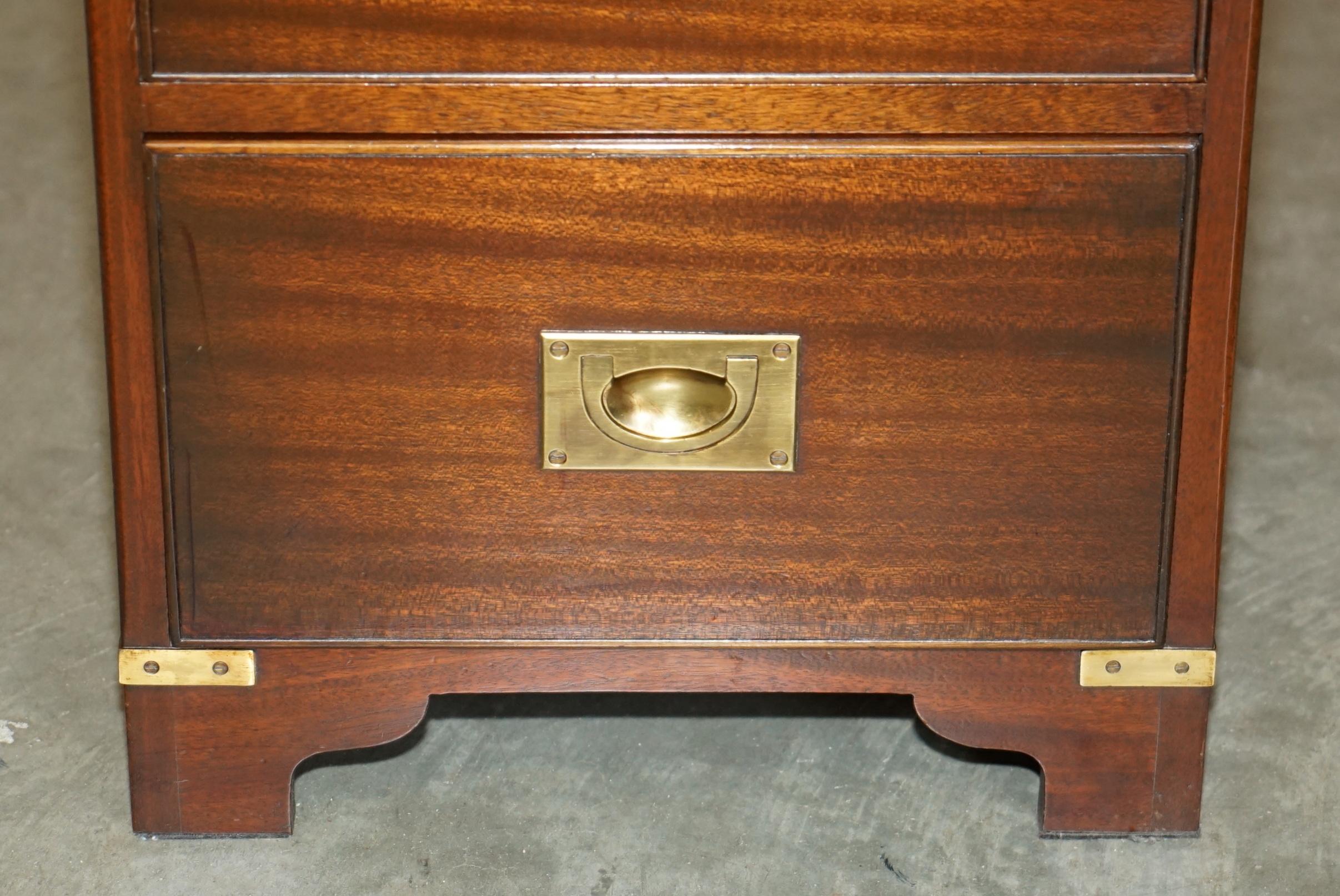 STUNNING HARDWOOD BRASS HARRODS KENNEDY MILITARY CAMPAIGN SIDE END TABLE DRAWERs Bon état - En vente à West Sussex, Pulborough