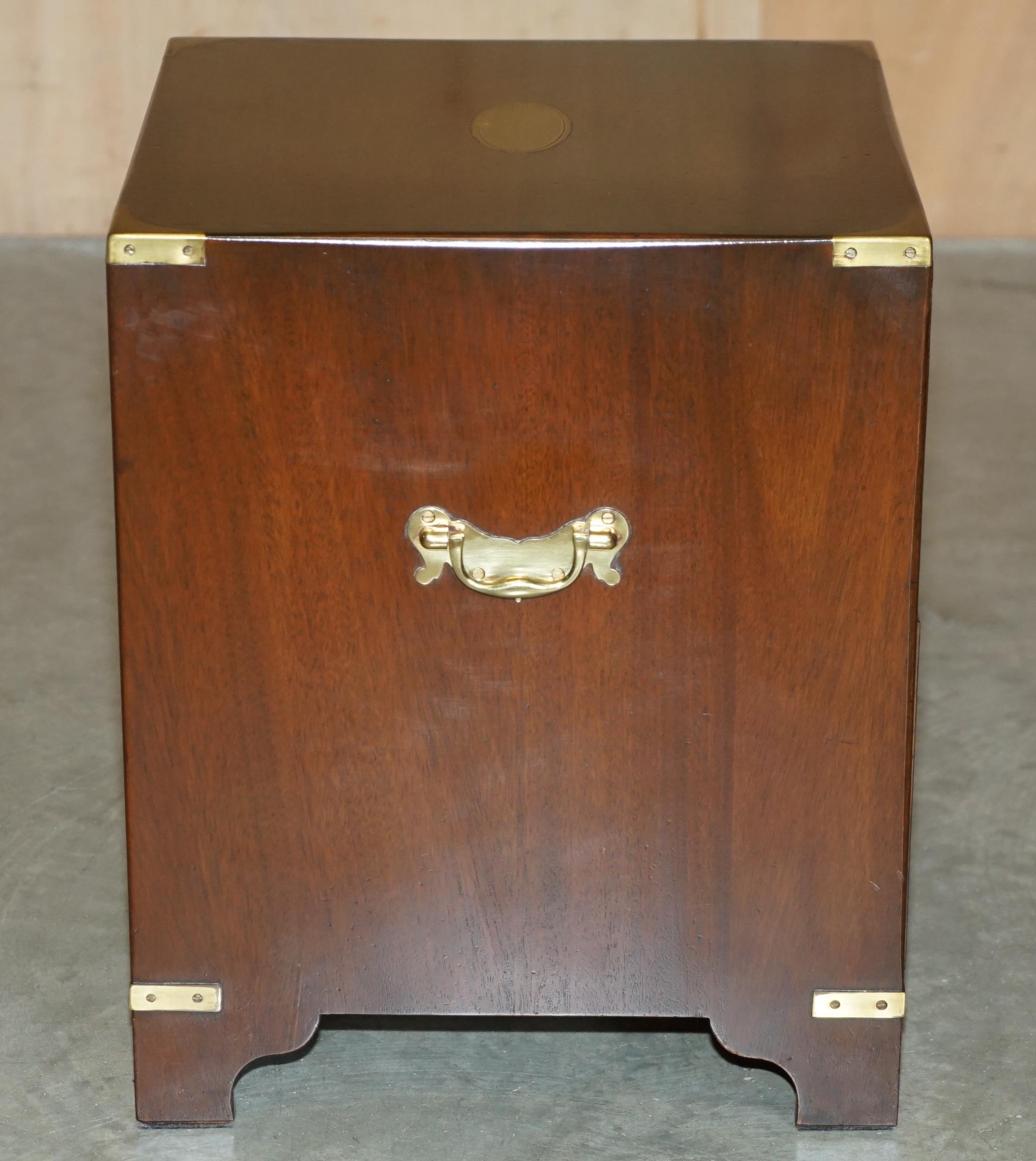 20ième siècle STUNNING HARDWOOD BRASS HARRODS KENNEDY MILITARY CAMPAIGN SIDE END TABLE DRAWERs en vente