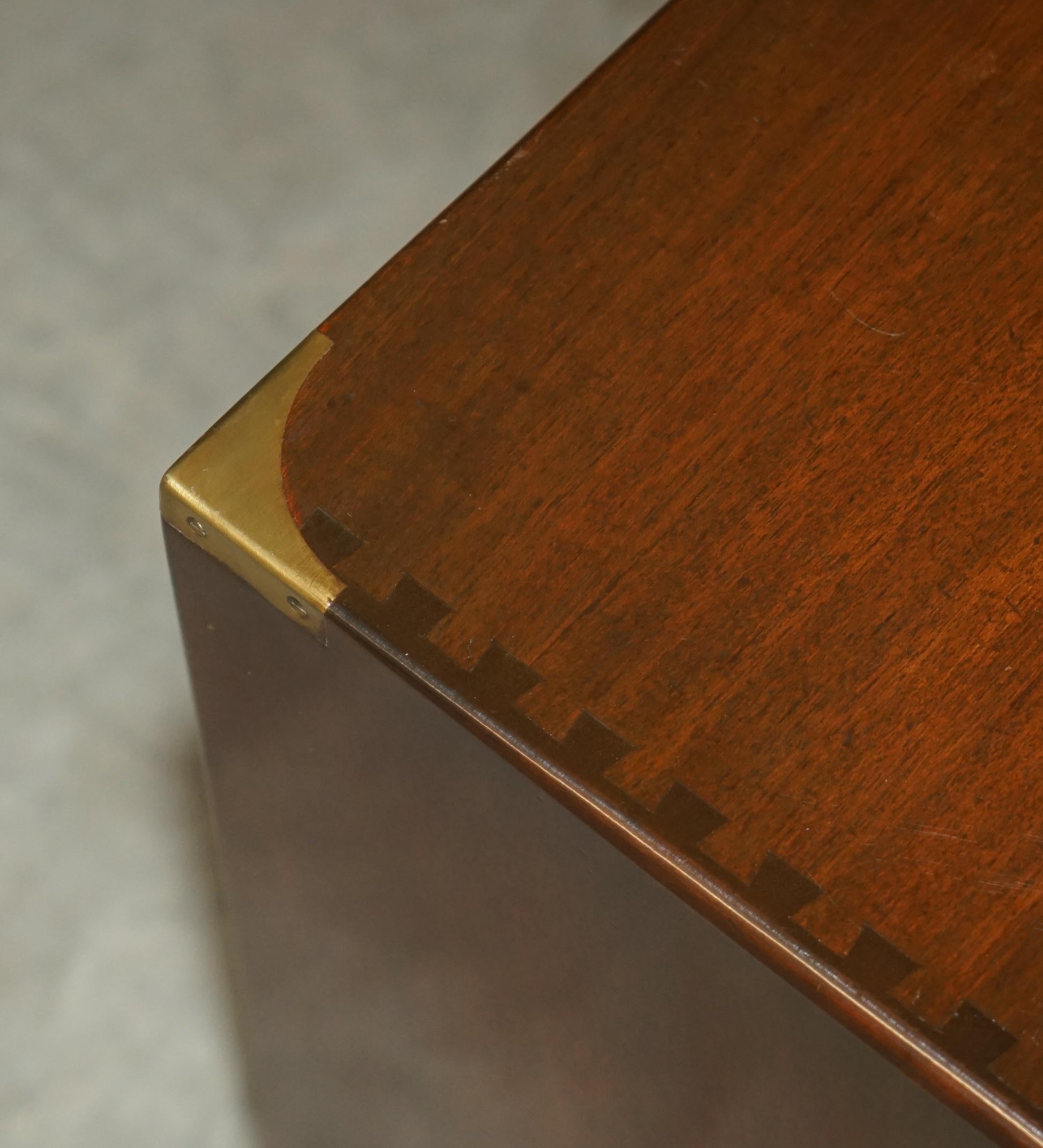 Laiton STUNNING HARDWOOD BRASS HARRODS KENNEDY MILITARY CAMPAIGN SIDE END TABLE DRAWERs en vente