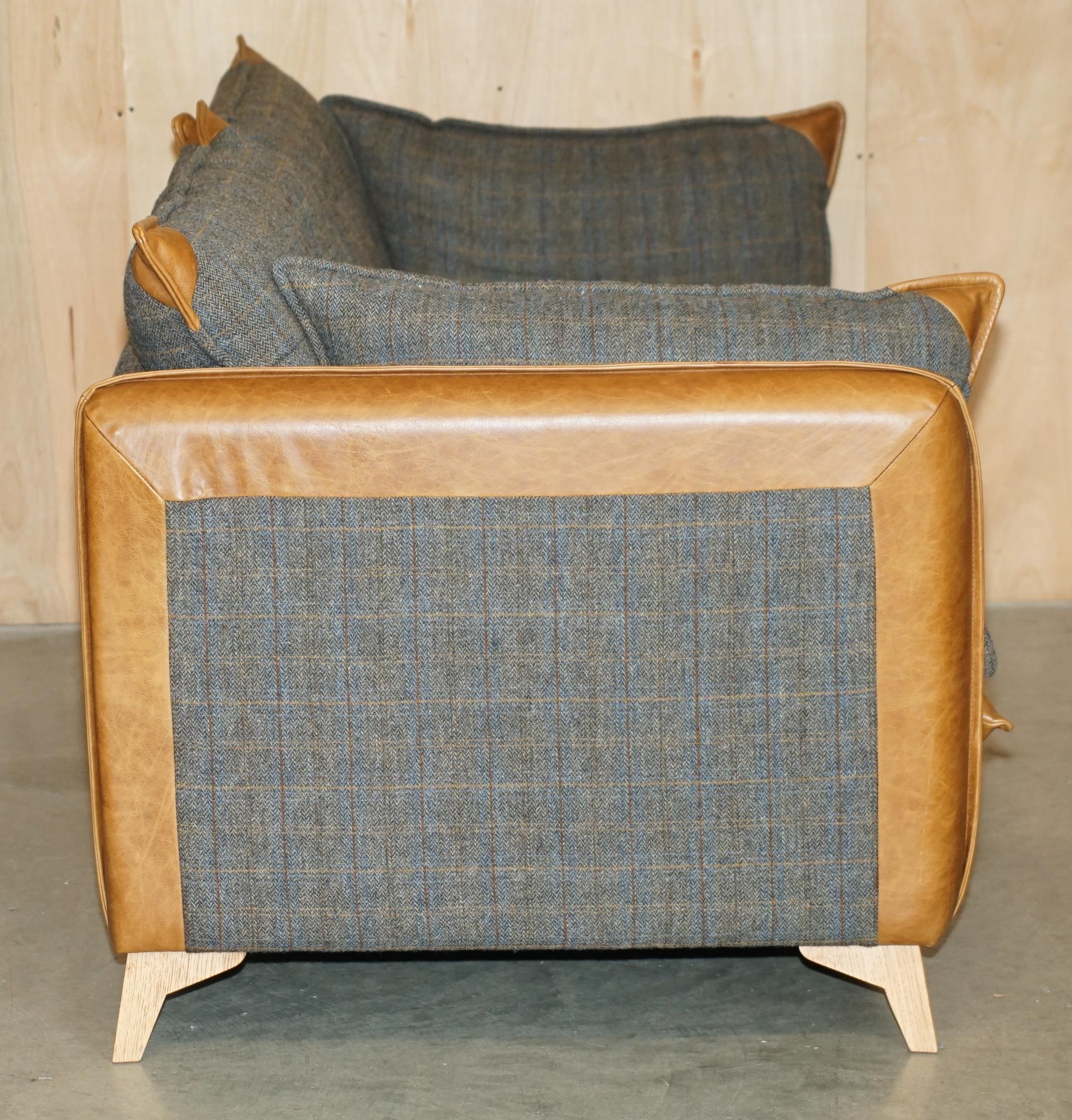 impresionante sofá de piel marrón de harris tweed made in in inglaterra parte de un conjunto grande en venta 4