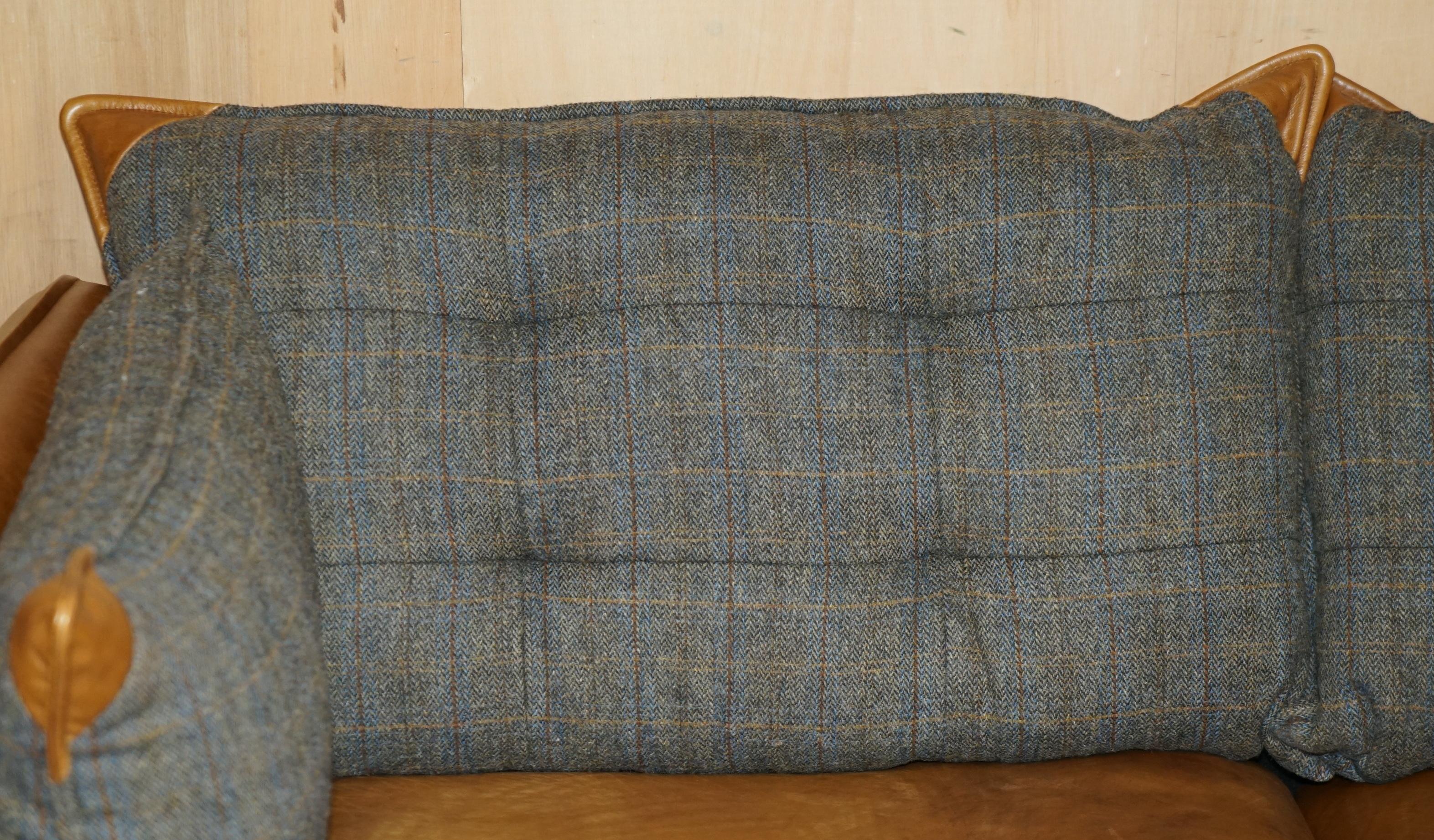 impresionante sofá de piel marrón de harris tweed made in in inglaterra parte de un conjunto grande Chesterfield en venta