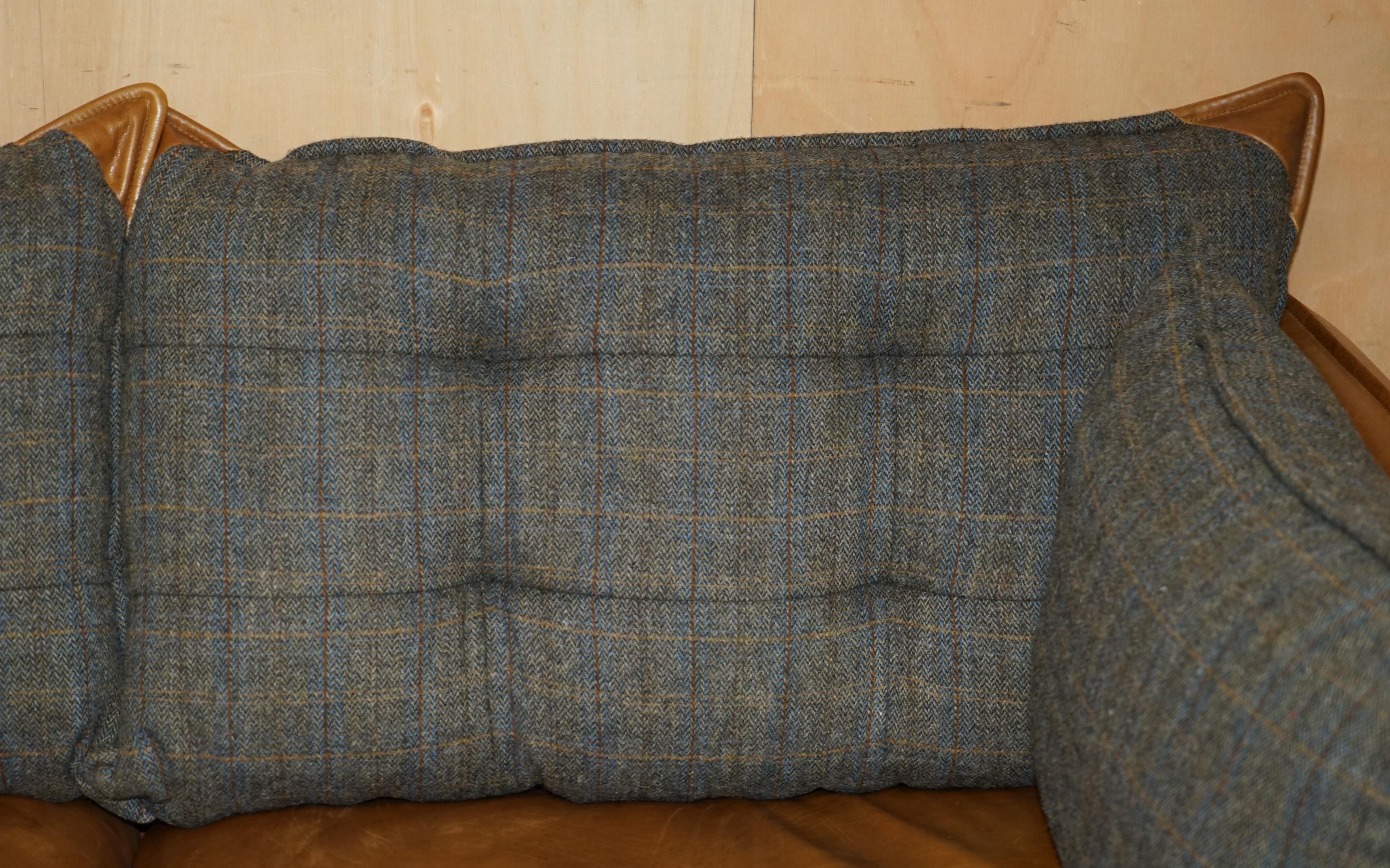 impresionante sofá de piel marrón de harris tweed made in in inglaterra parte de un conjunto grande Inglés en venta