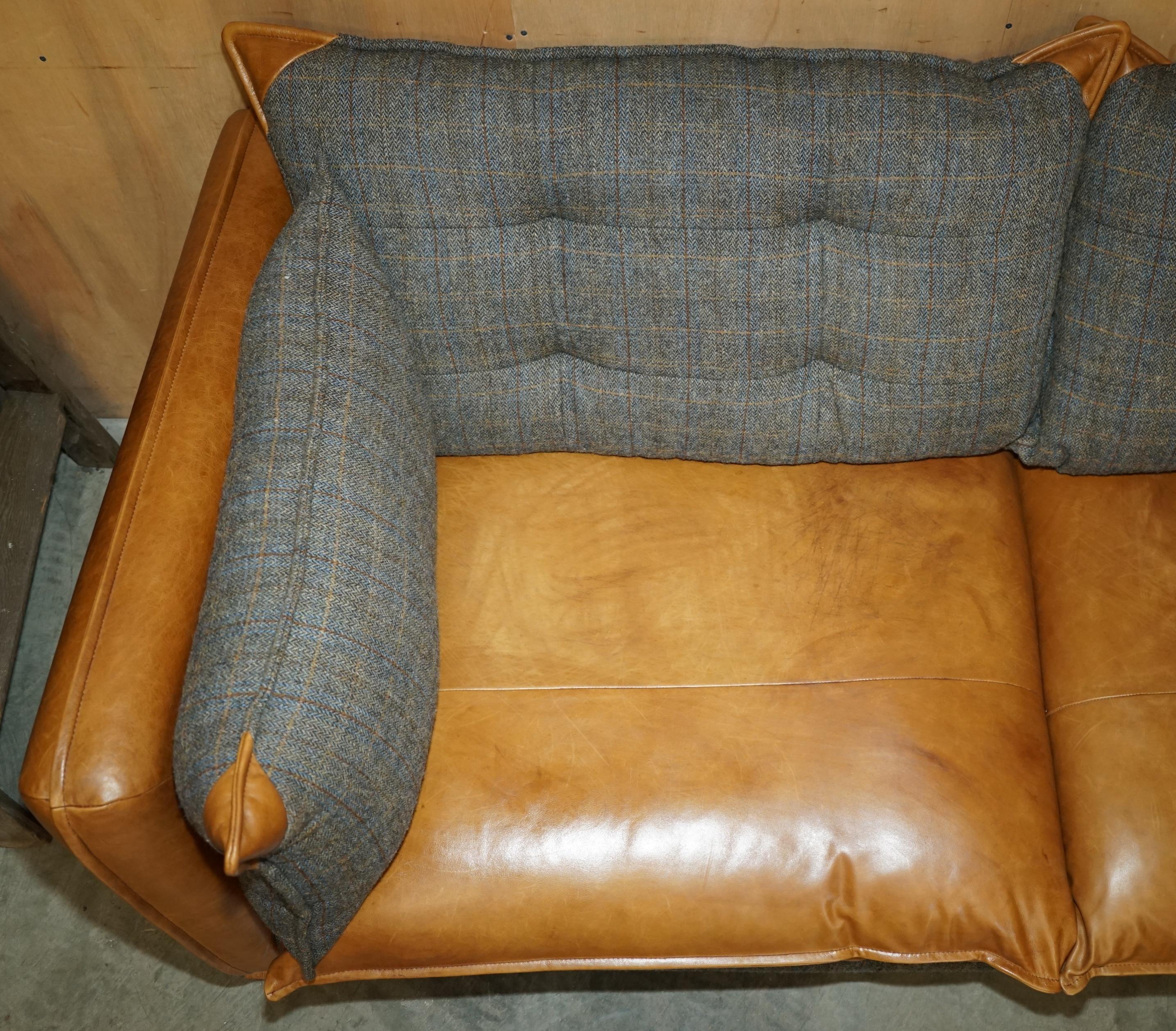 impresionante sofá de piel marrón de harris tweed made in in inglaterra parte de un conjunto grande siglo XX en venta