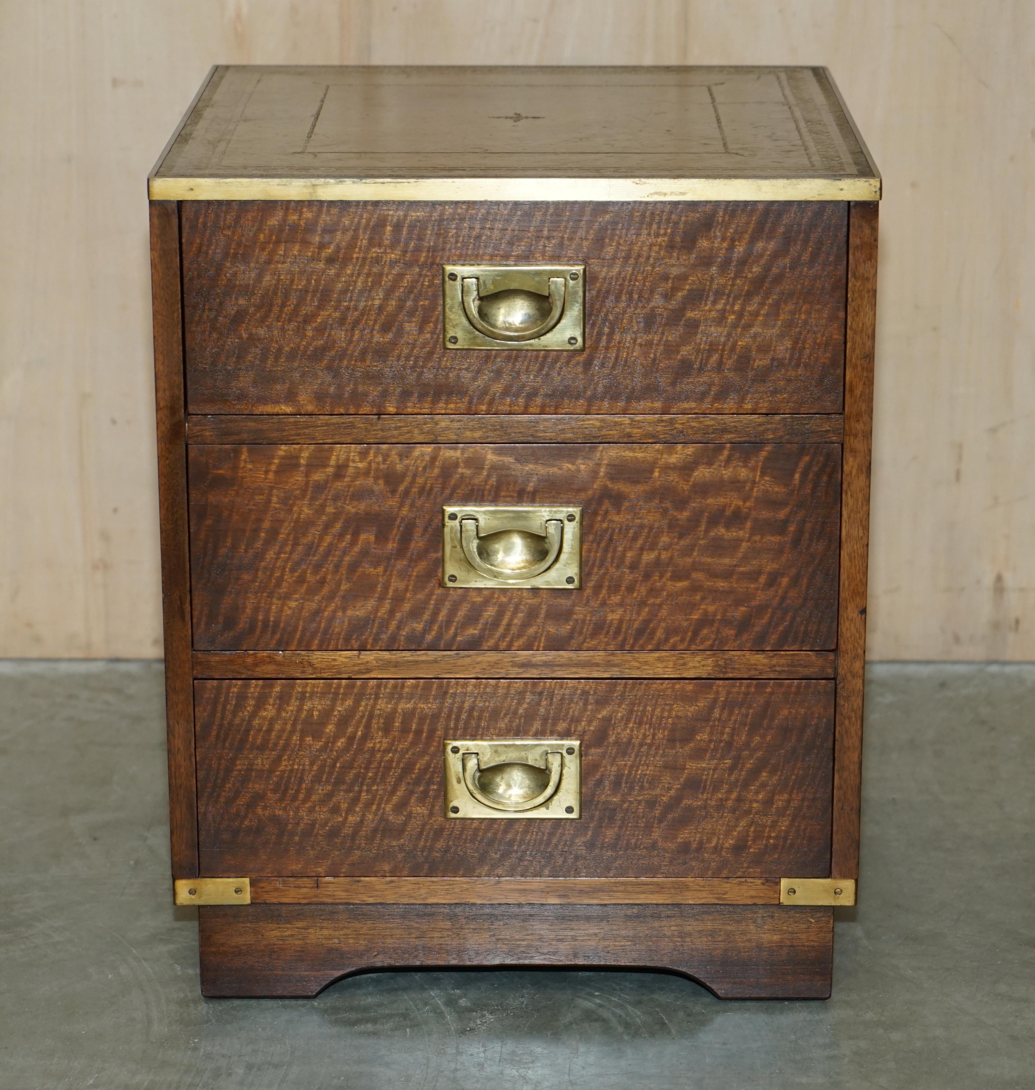 Anglais HARRODS KENNEDY Campagne MILITAIRE STUNNING TABLE DRAWERS GREEN LEATHER en vente