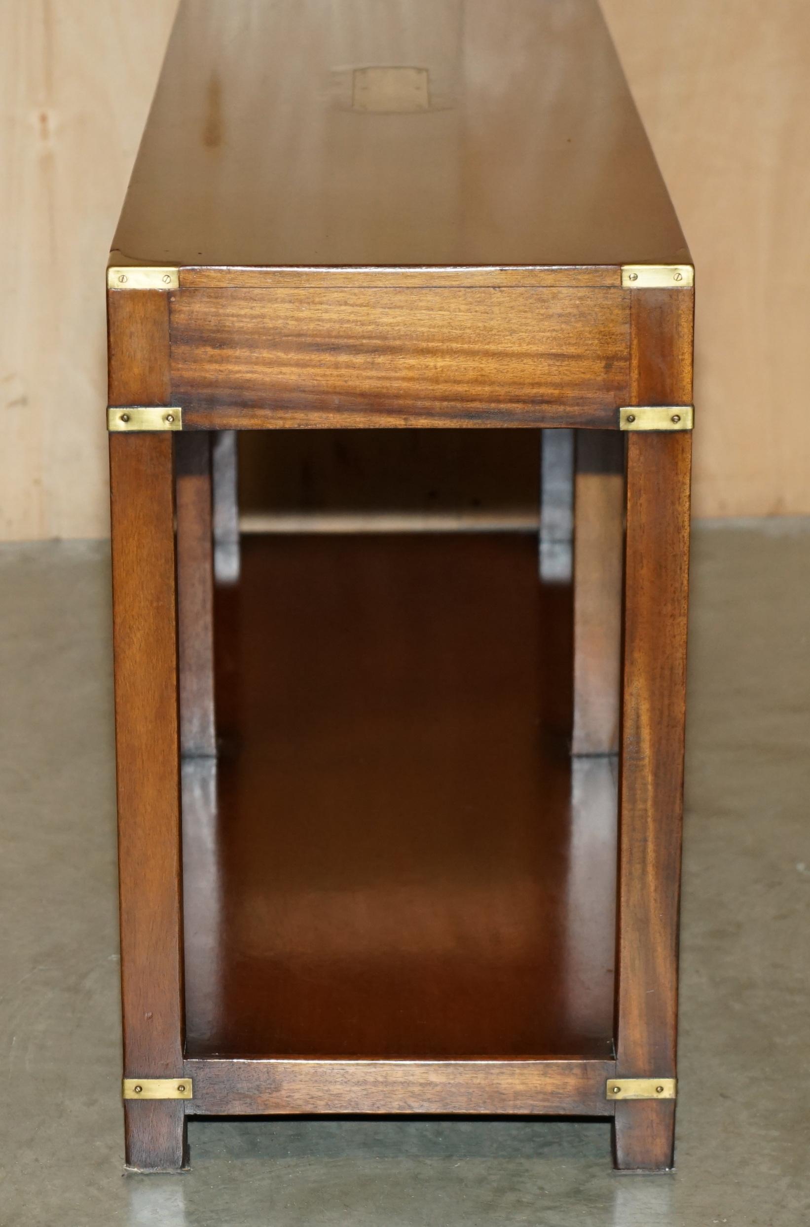 STUNNiNG HARRODS LONDON KENNEDY TWIN DRAWER MILITARY CAMPAIGN CONSOLE TABLE For Sale 3