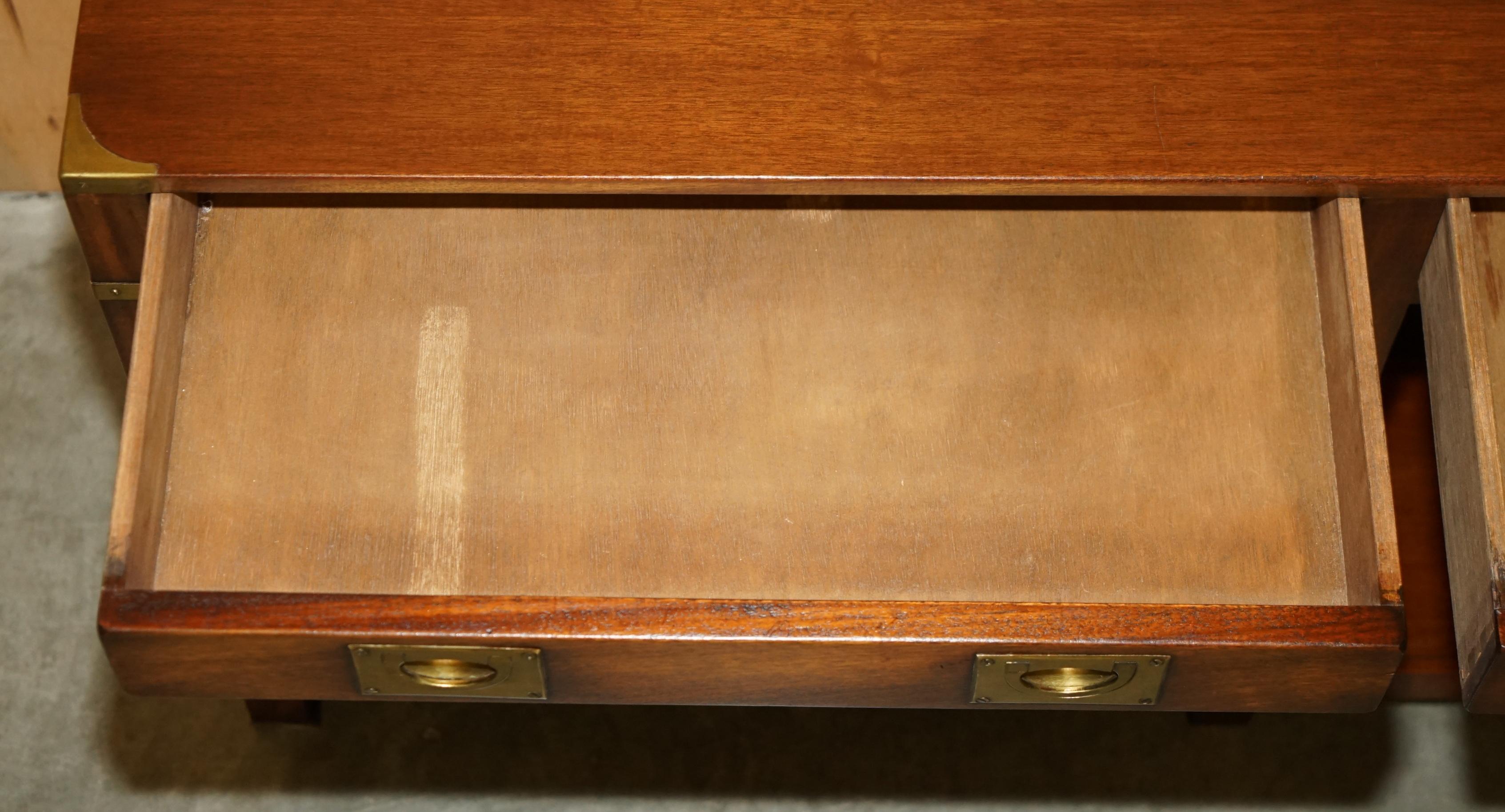 STUNNiNG HARRODS LONDON KENNEDY TWIN DRAWER MILITARY CAMPAIGN CONSOLE TABLE For Sale 8