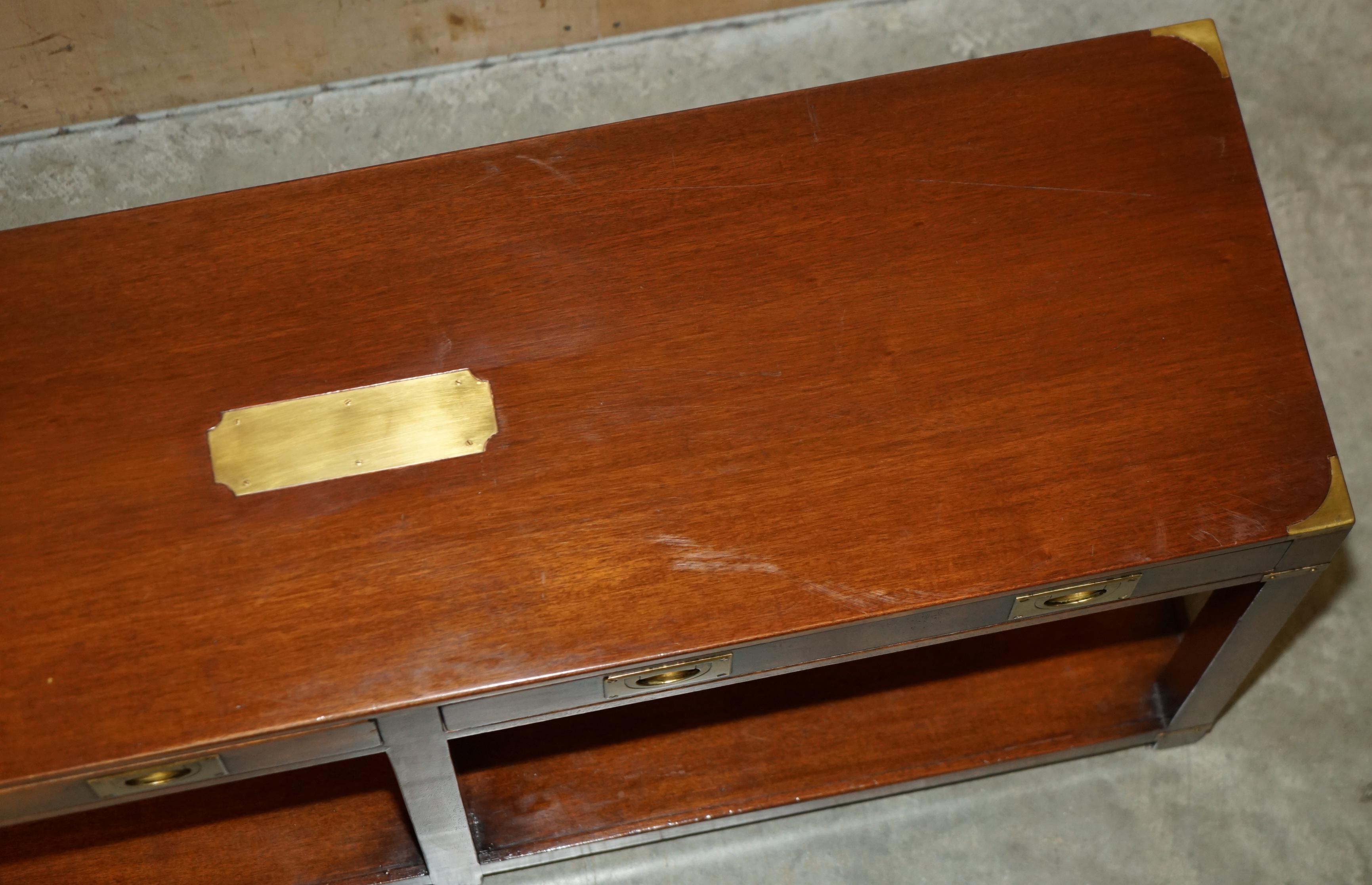 STUNNiNG HARRODS LONDON KENNEDY TWIN DRAWER MILITARY CAMPAIGN CONSOLE TABLE In Good Condition For Sale In West Sussex, Pulborough
