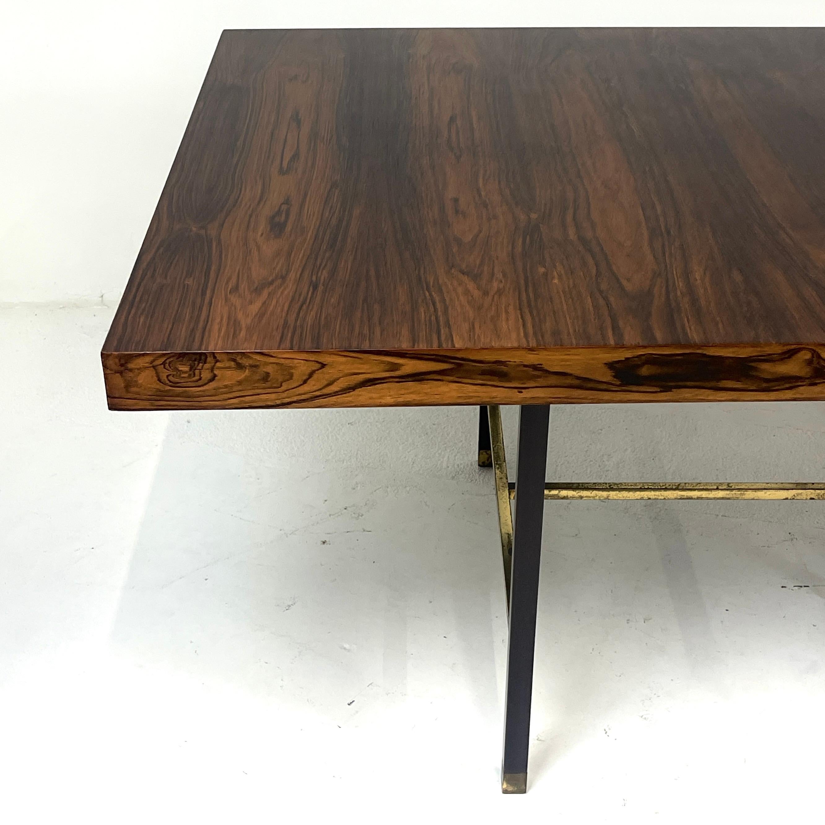 Mid-Century Modern Superbe table à rallonge à 2 plateaux en palissandre de Harvey Probber avec pieds en acajou et laiton en vente