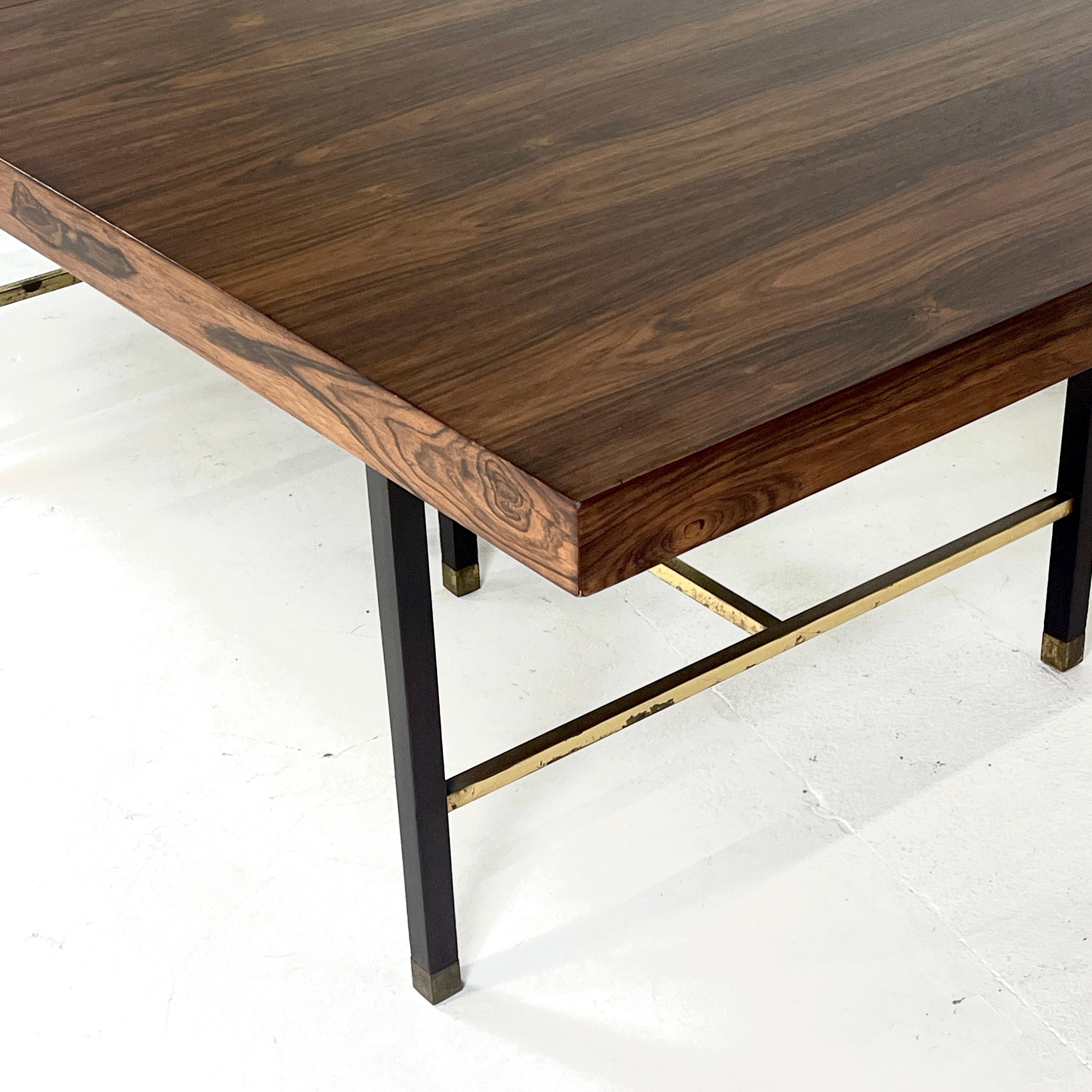 Américain Superbe table à rallonge à 2 plateaux en palissandre de Harvey Probber avec pieds en acajou et laiton en vente