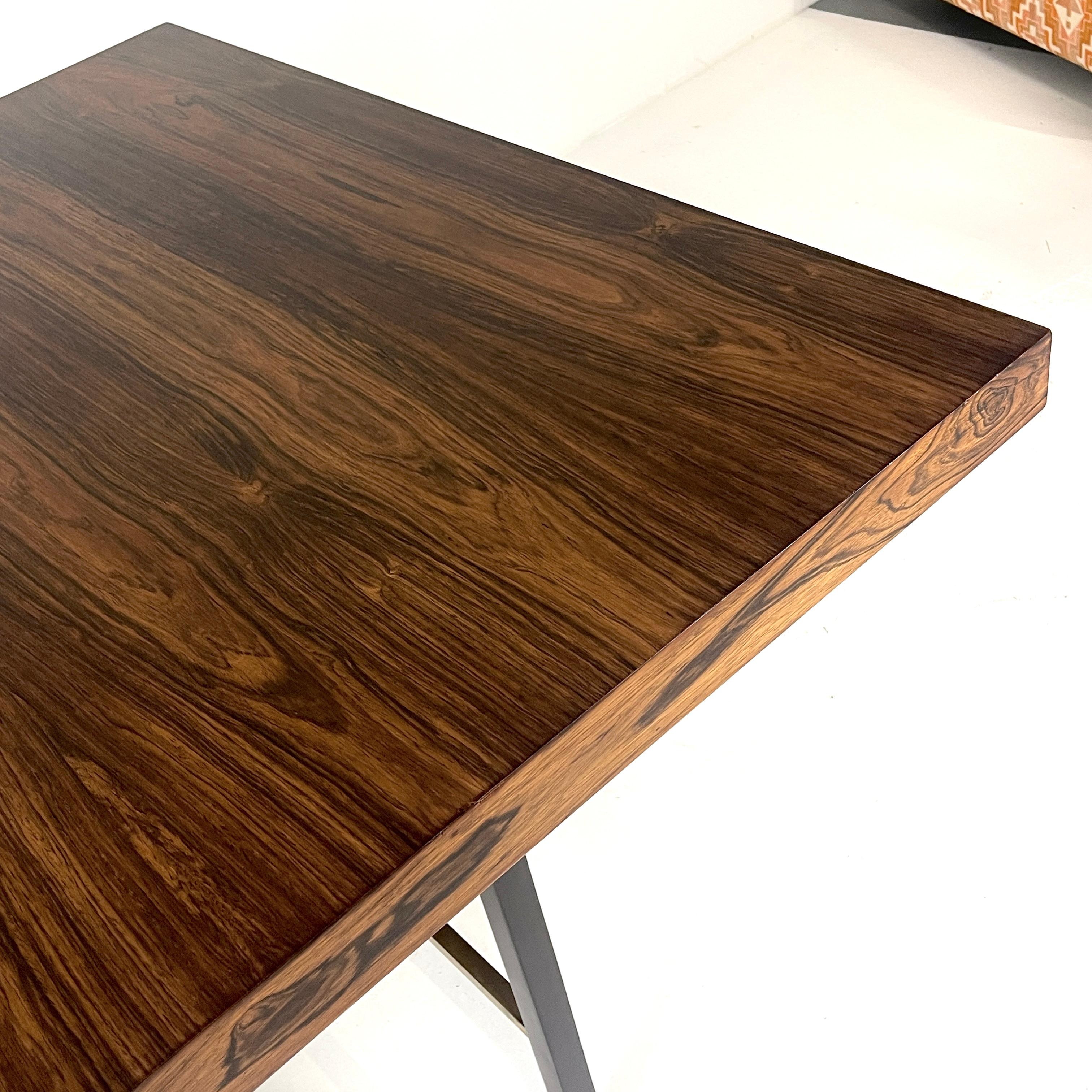 Superbe table à rallonge à 2 plateaux en palissandre de Harvey Probber avec pieds en acajou et laiton Bon état - En vente à Hudson, NY
