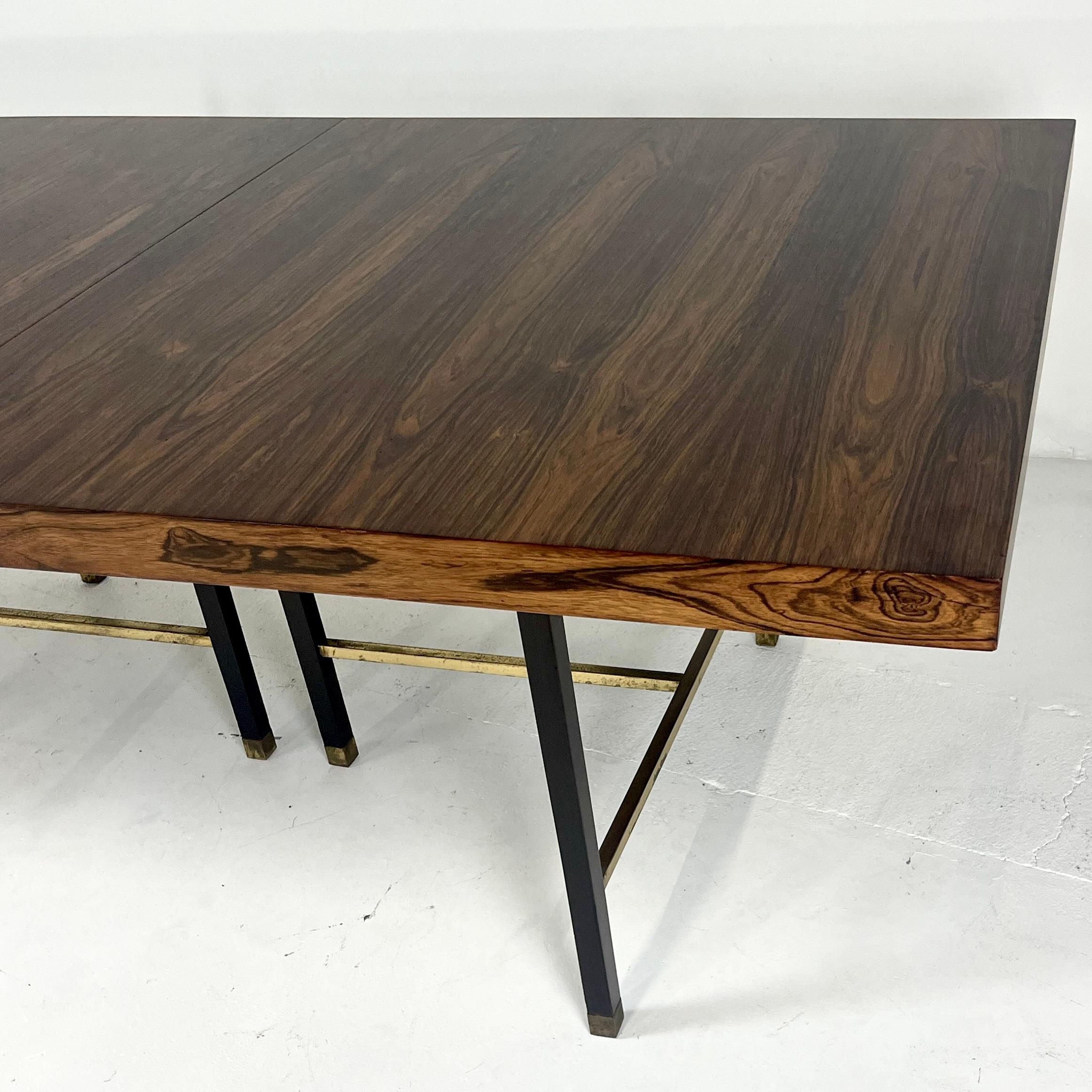20ième siècle Superbe table à rallonge à 2 plateaux en palissandre de Harvey Probber avec pieds en acajou et laiton en vente