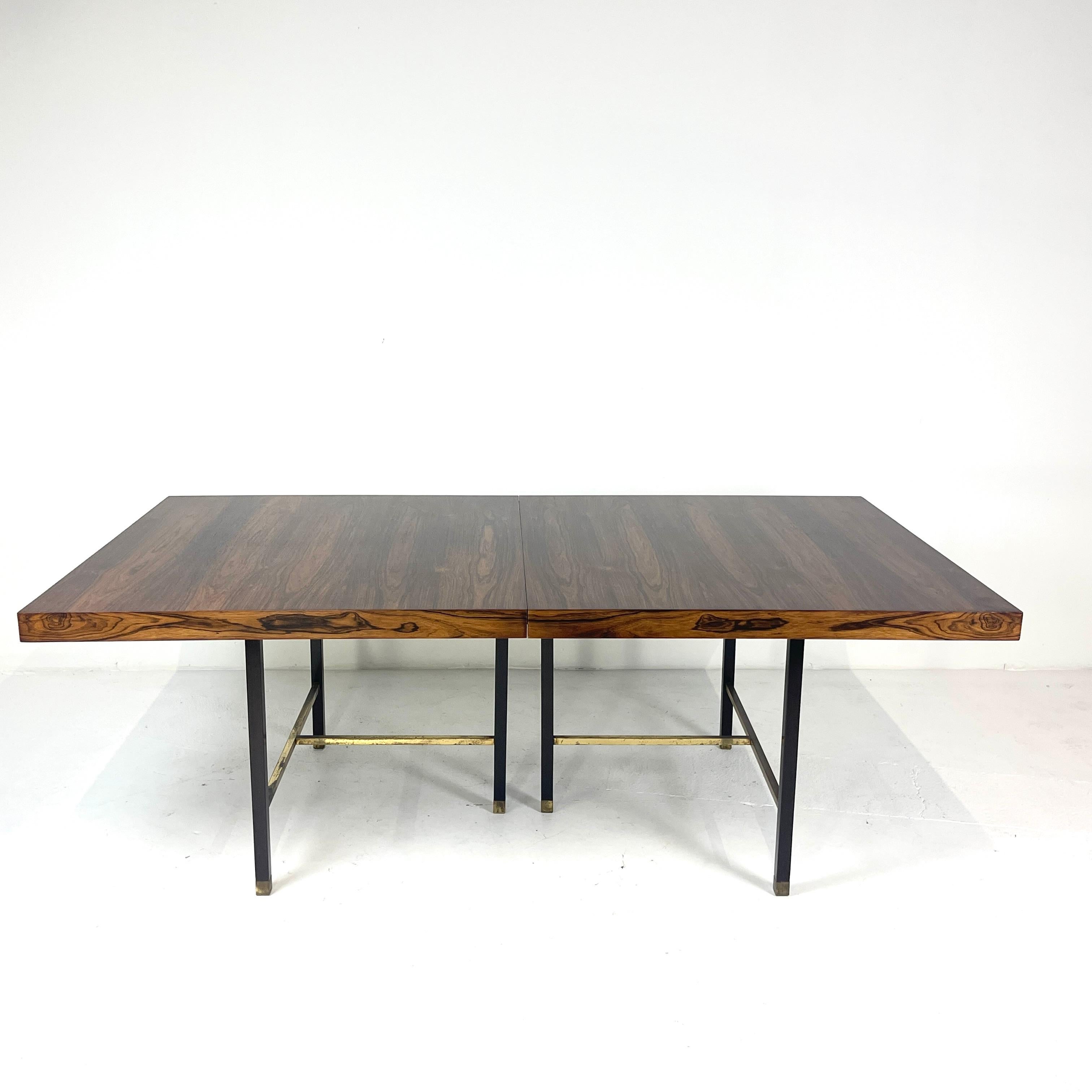 Laiton Superbe table à rallonge à 2 plateaux en palissandre de Harvey Probber avec pieds en acajou et laiton en vente