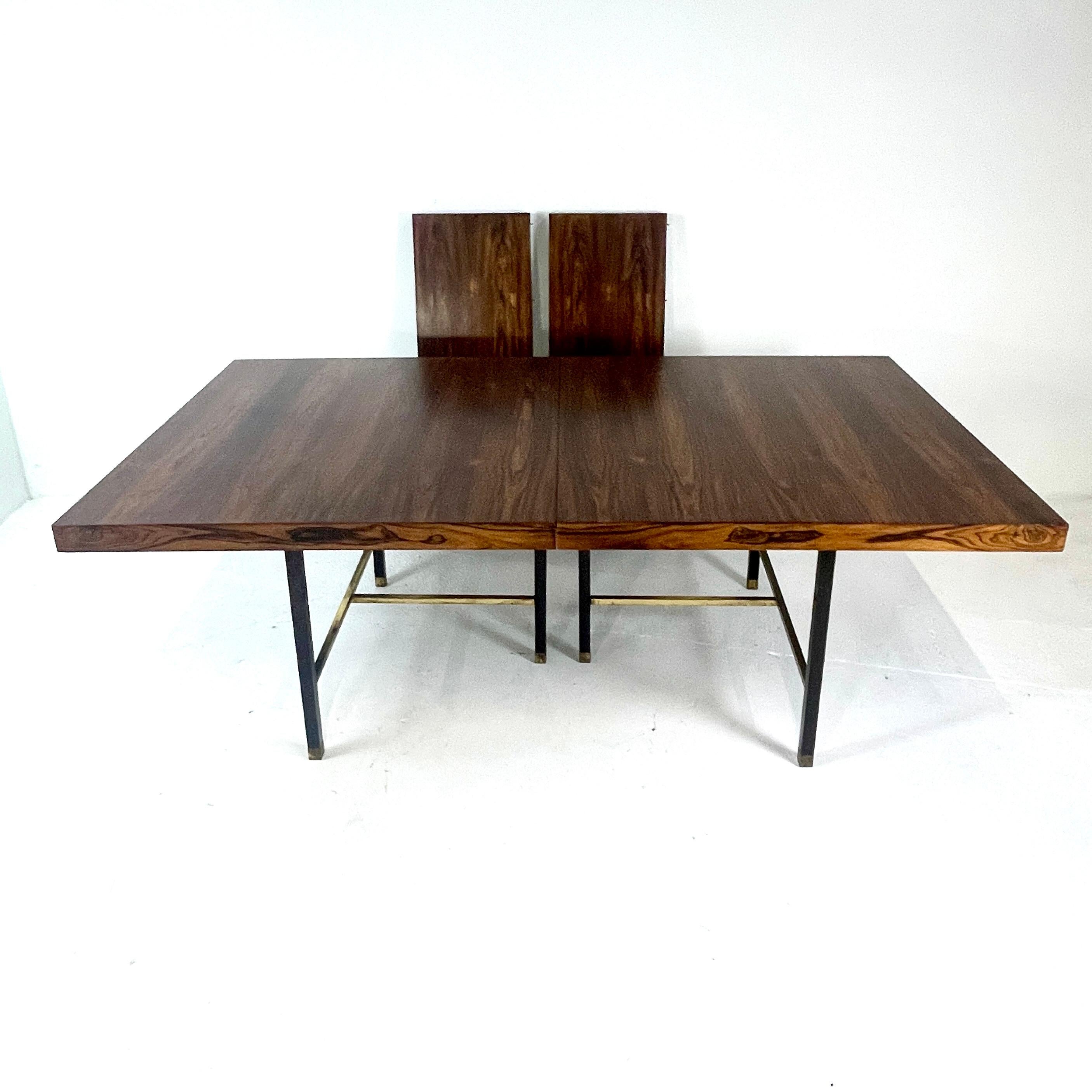Superbe table à rallonge à 2 plateaux en palissandre de Harvey Probber avec pieds en acajou et laiton en vente 1