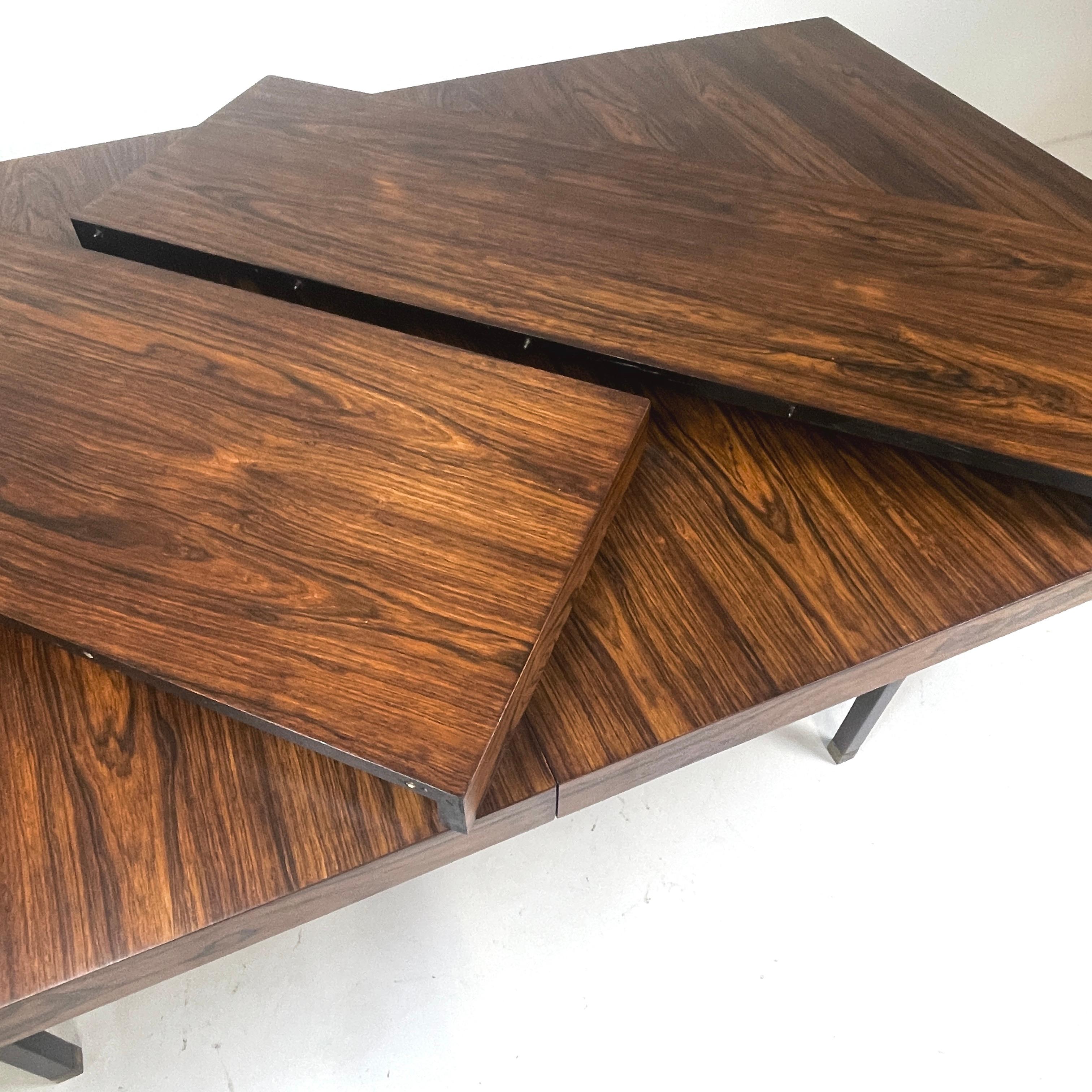 Superbe table à rallonge à 2 plateaux en palissandre de Harvey Probber avec pieds en acajou et laiton en vente 2