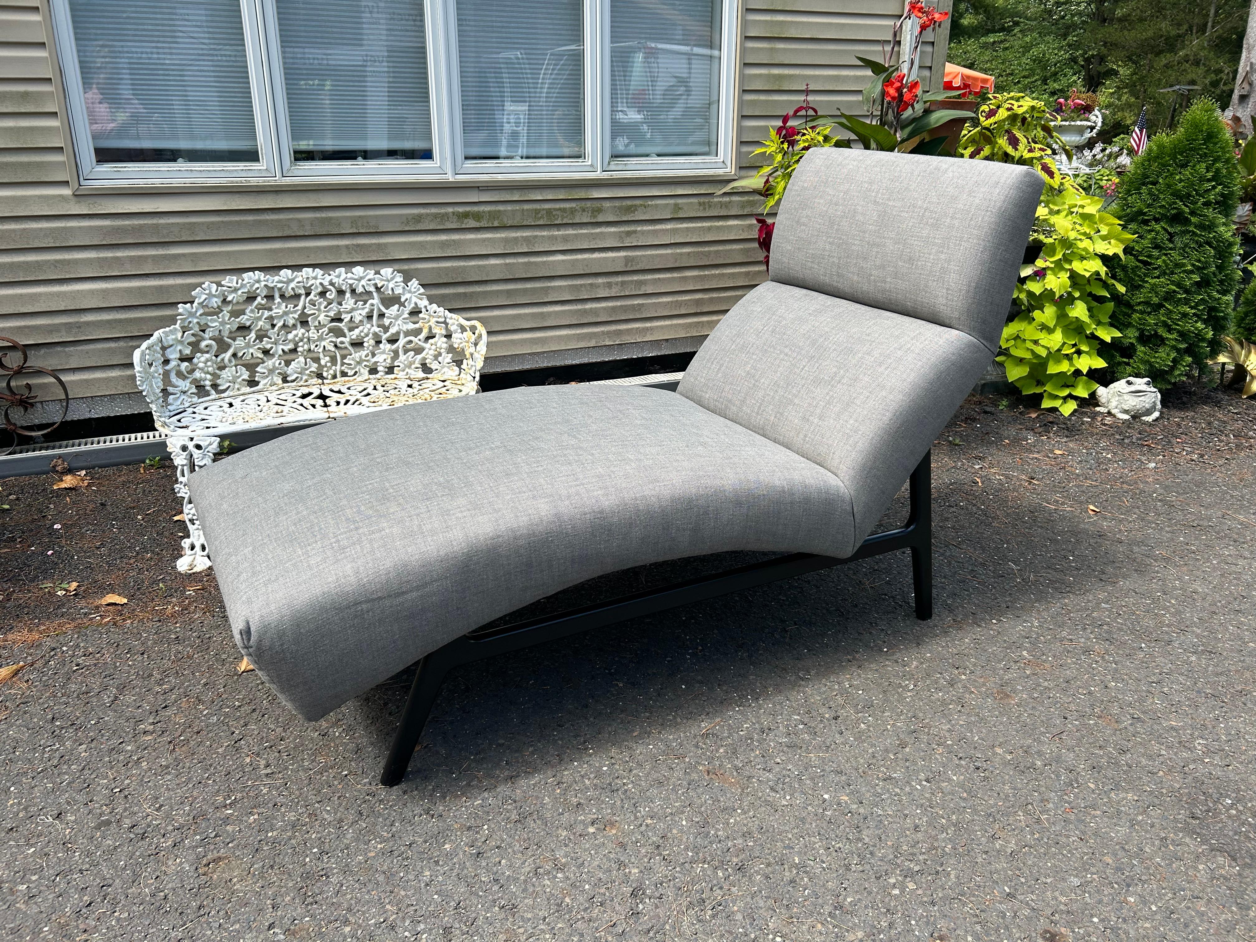 Stupenda chaise longue Contour in stile Harvey Probber.  Questo pezzo è stato recentemente rivestito con un'imbottitura in lino grigio e schiuma nuova.  È estremamente confortevole. Questo pezzo misura 44