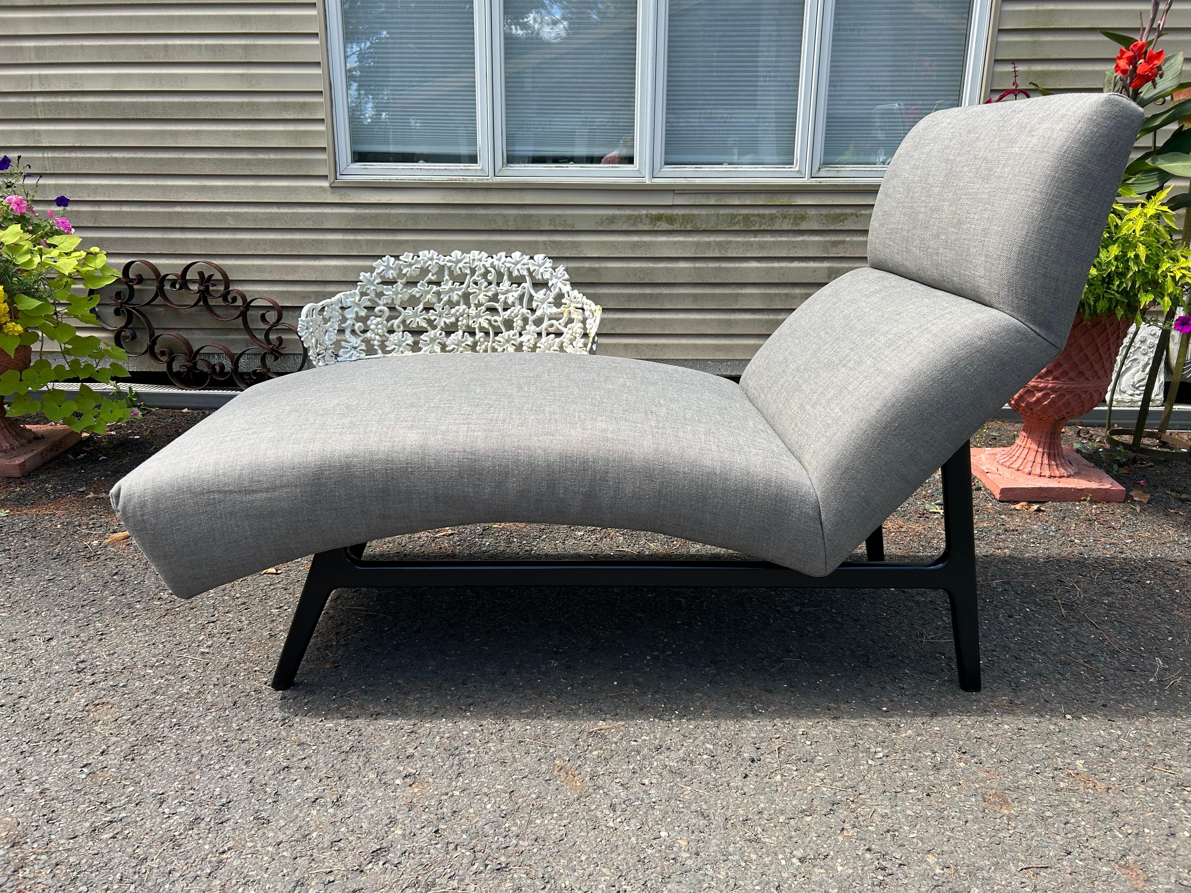 Mid-Century moderno Stupefacente Chaise Lounge Contour in stile Harvey Probber, metà del secolo scorso. in vendita