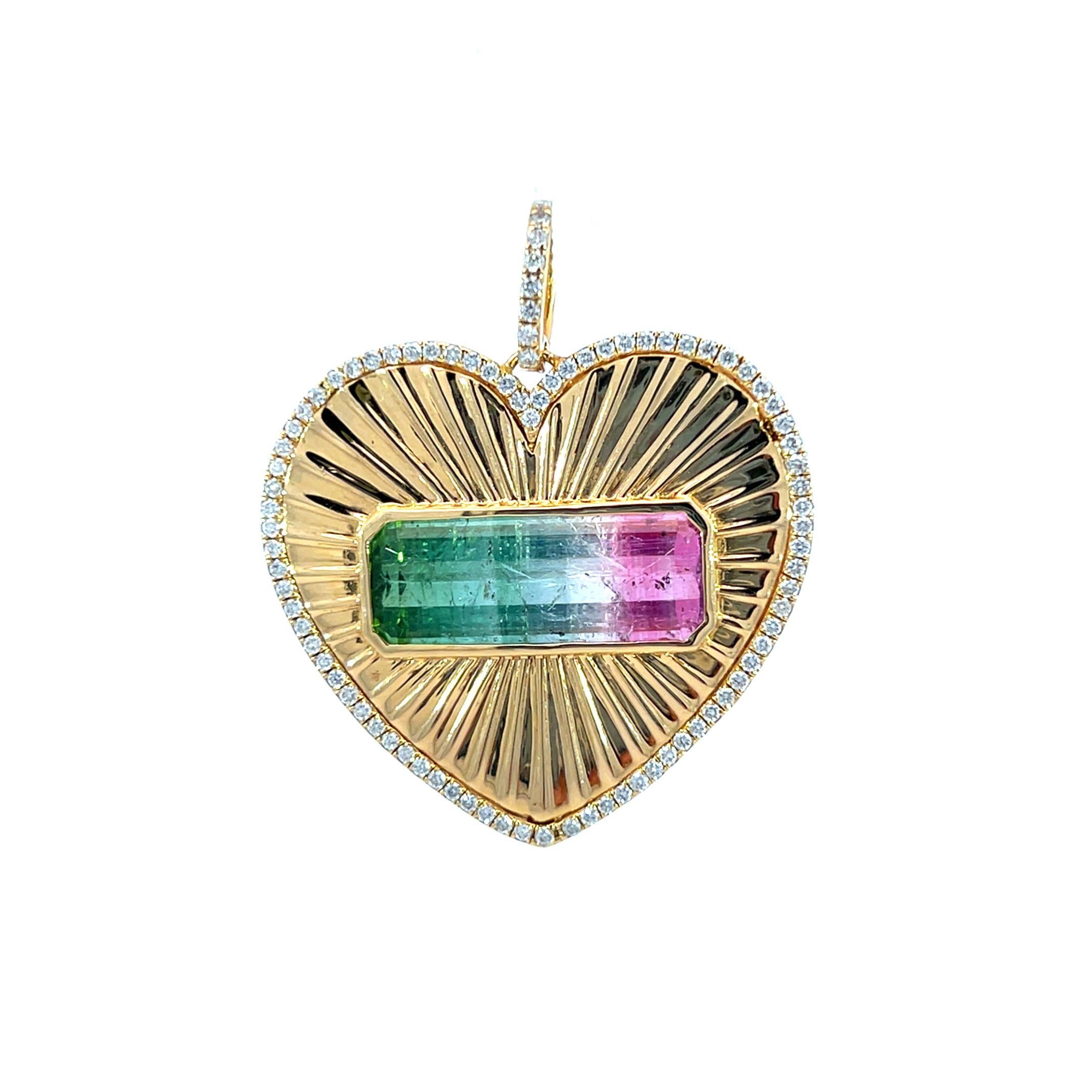 Une magnifique tourmaline de 6,02 carats se trouve au centre de ce pendentif en forme de cœur, élégamment encadré par une monture en or 18 carats. Un diamant insignifiant de 0,48 carat entourant le pendentif ajoute encore plus de beauté au design