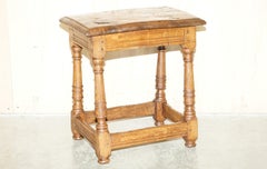 ANTIGUA MESA DE TABURETE CON JUNTAS DEL SIGLO XVIII, CIRCA 1780