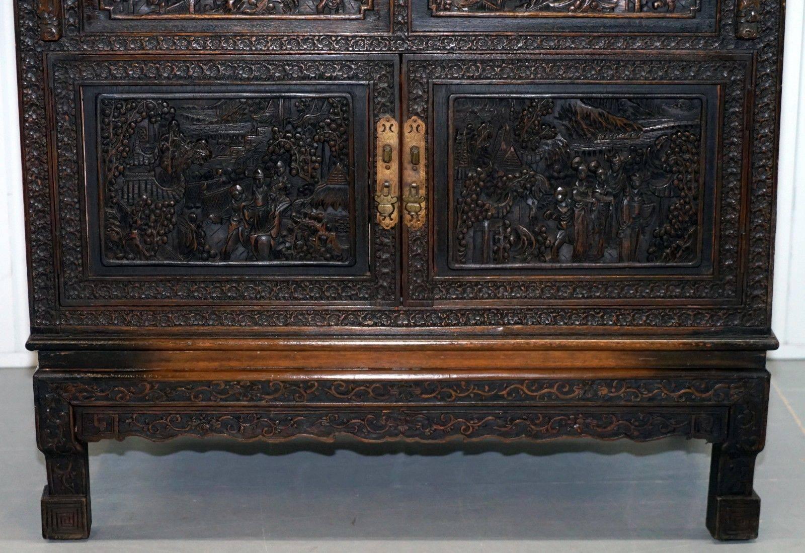 Sculpté à la main Superbe armoire chinoise ancienne lourdement sculptée avec bureau à façade rabattable