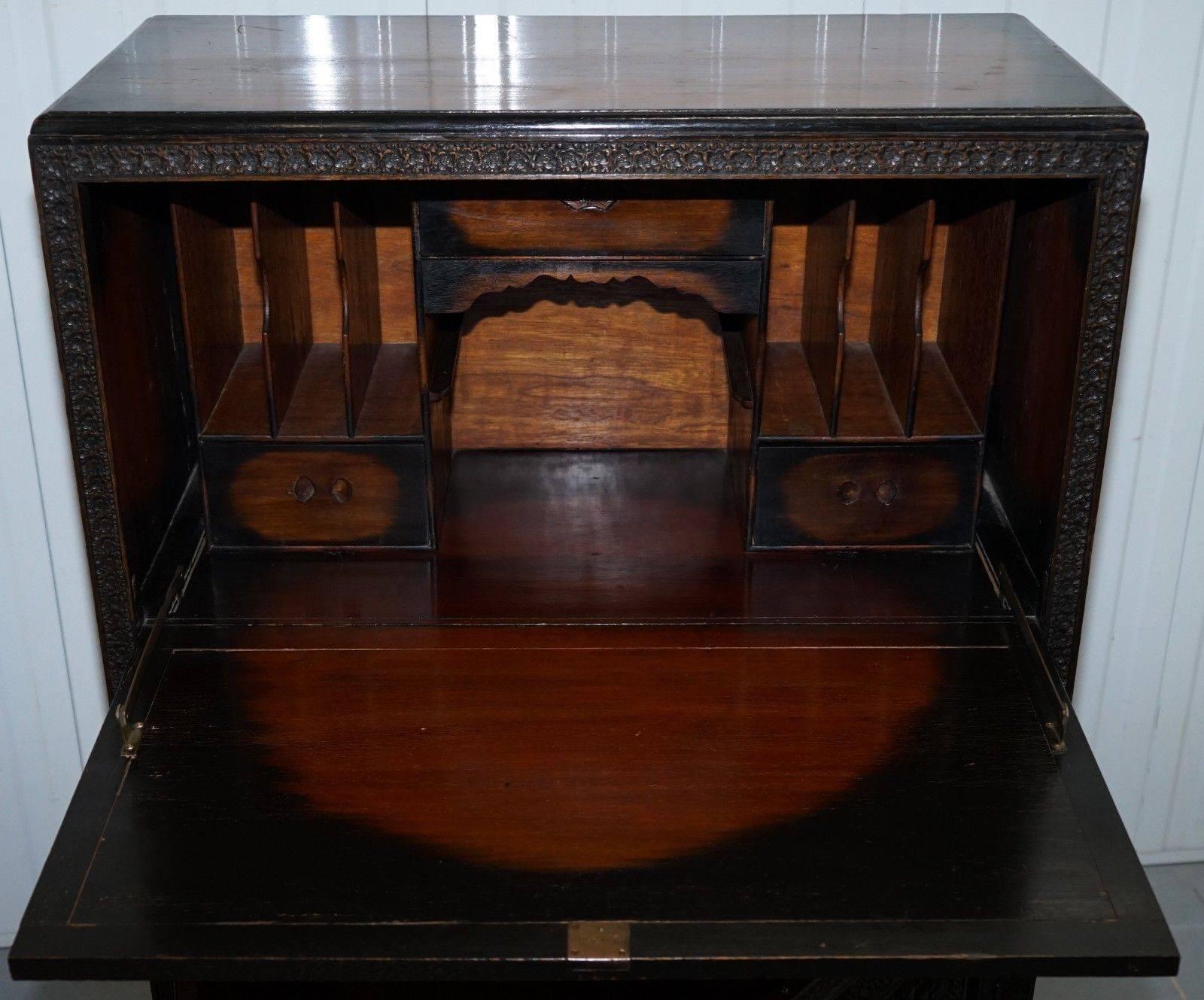 Superbe armoire chinoise ancienne lourdement sculptée avec bureau à façade rabattable 1
