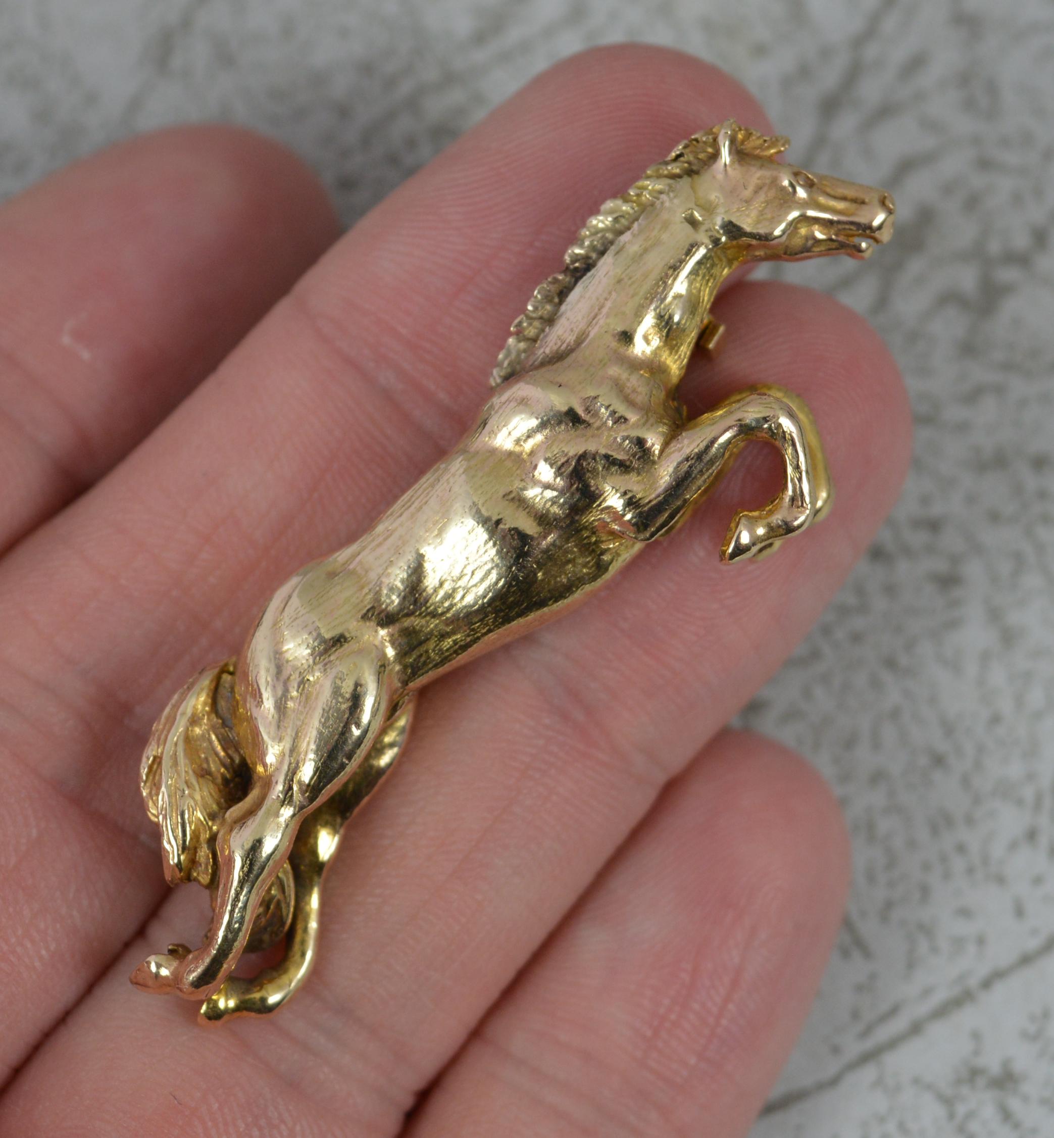 A captivating contemporary brooch of jumping horse shape.
Solid 9 carat yellow gold example, very weighty, solid example.
Well made example. A large shape and size.

CONDITION ; Excellent. Very crisp design. Working brooch. Issue free. Please view