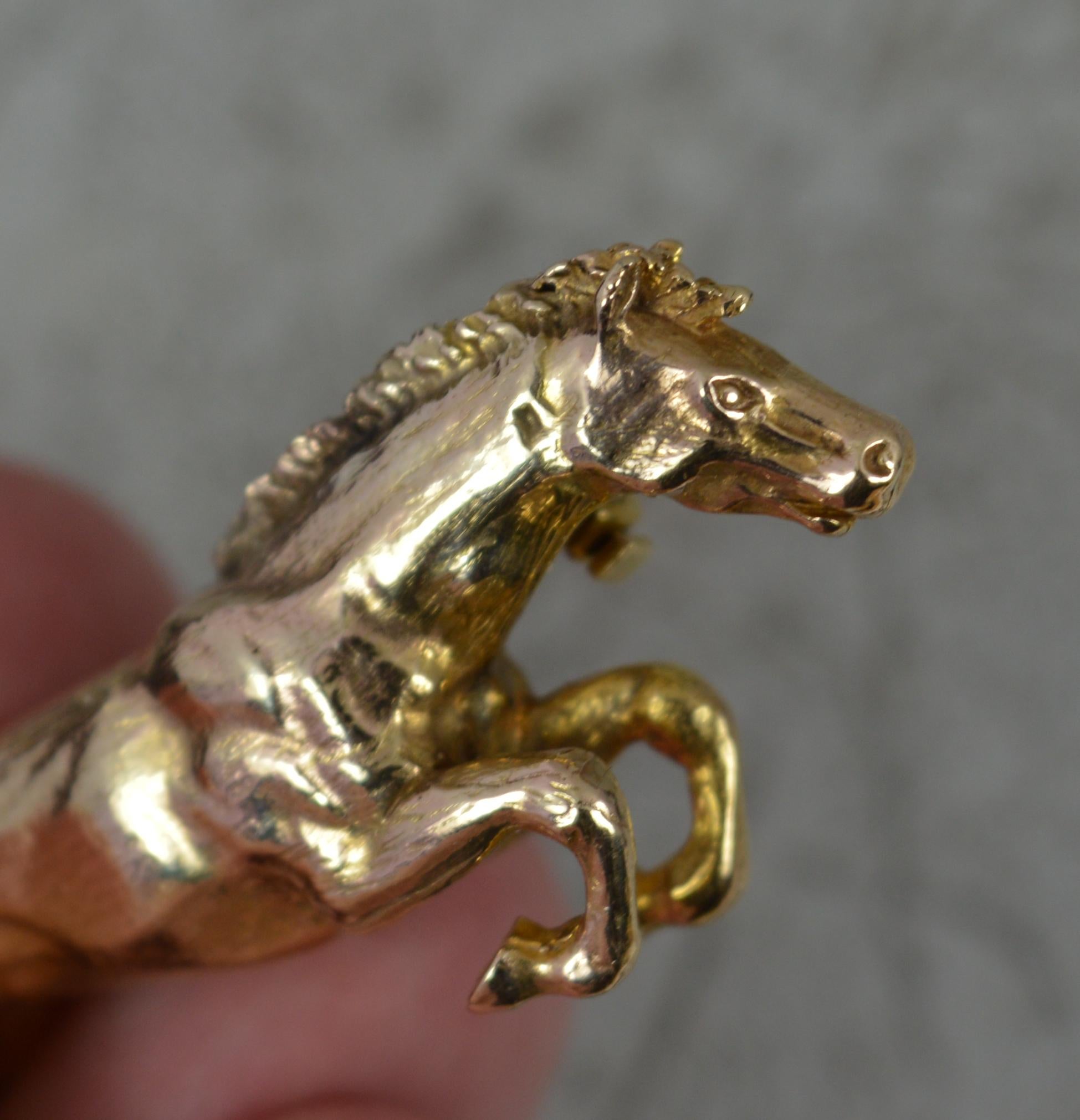 Superbe broche épaisse et solide en or 9 carats représentant un cheval qui saute, 15,5 g Excellent état à St Helens, GB
